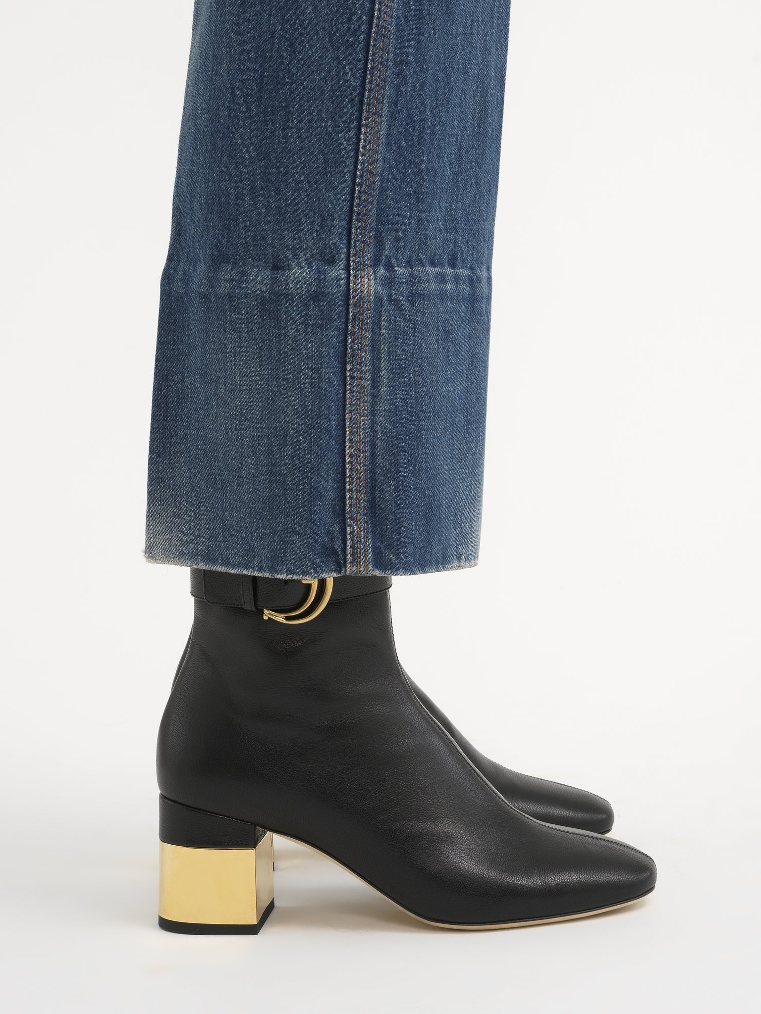 Chloé 'alize' Black Ankle Boots With C Buckle In Black