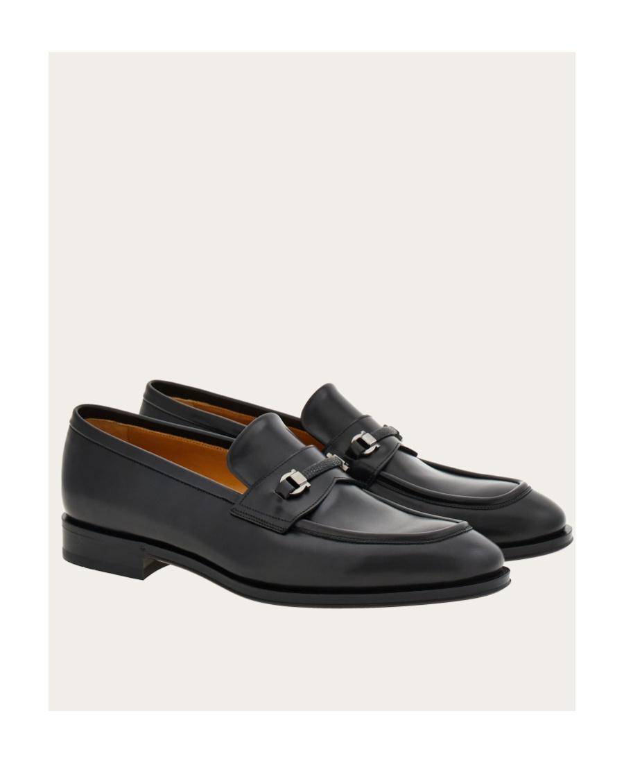 Ferragamo Salvatore Gancini Plaque Round Toe Loafers In Black