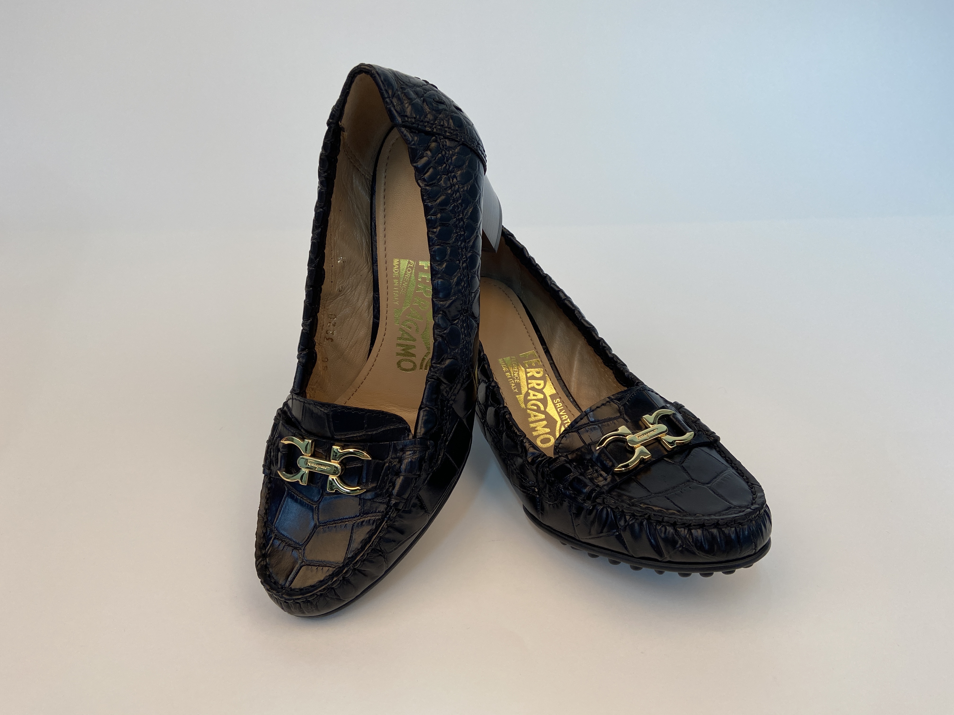 Ferragamo Logo High Heels In Black