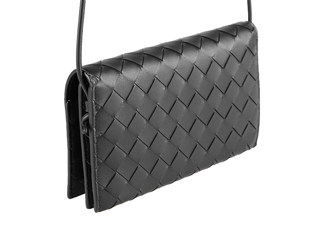 Bottega Veneta Intreciato Clamshell Shoulder Bag In Black