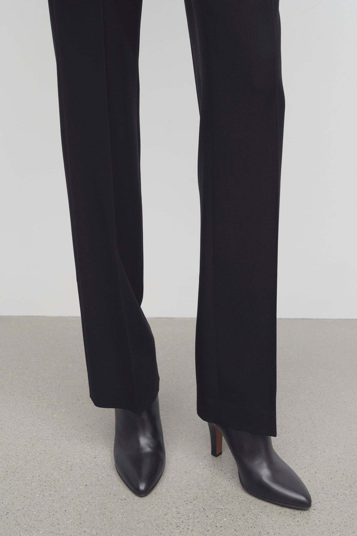 The Row Pleated Wool Casual Pants In Black