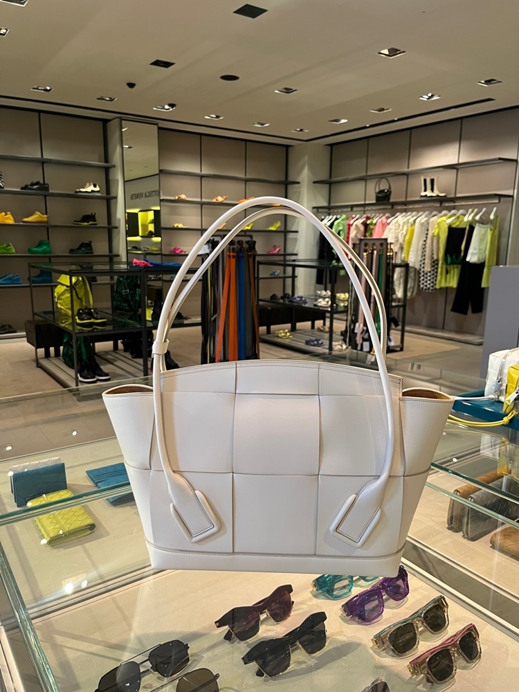 Bottega Veneta Medium Arco Shoulder Bag In Gray