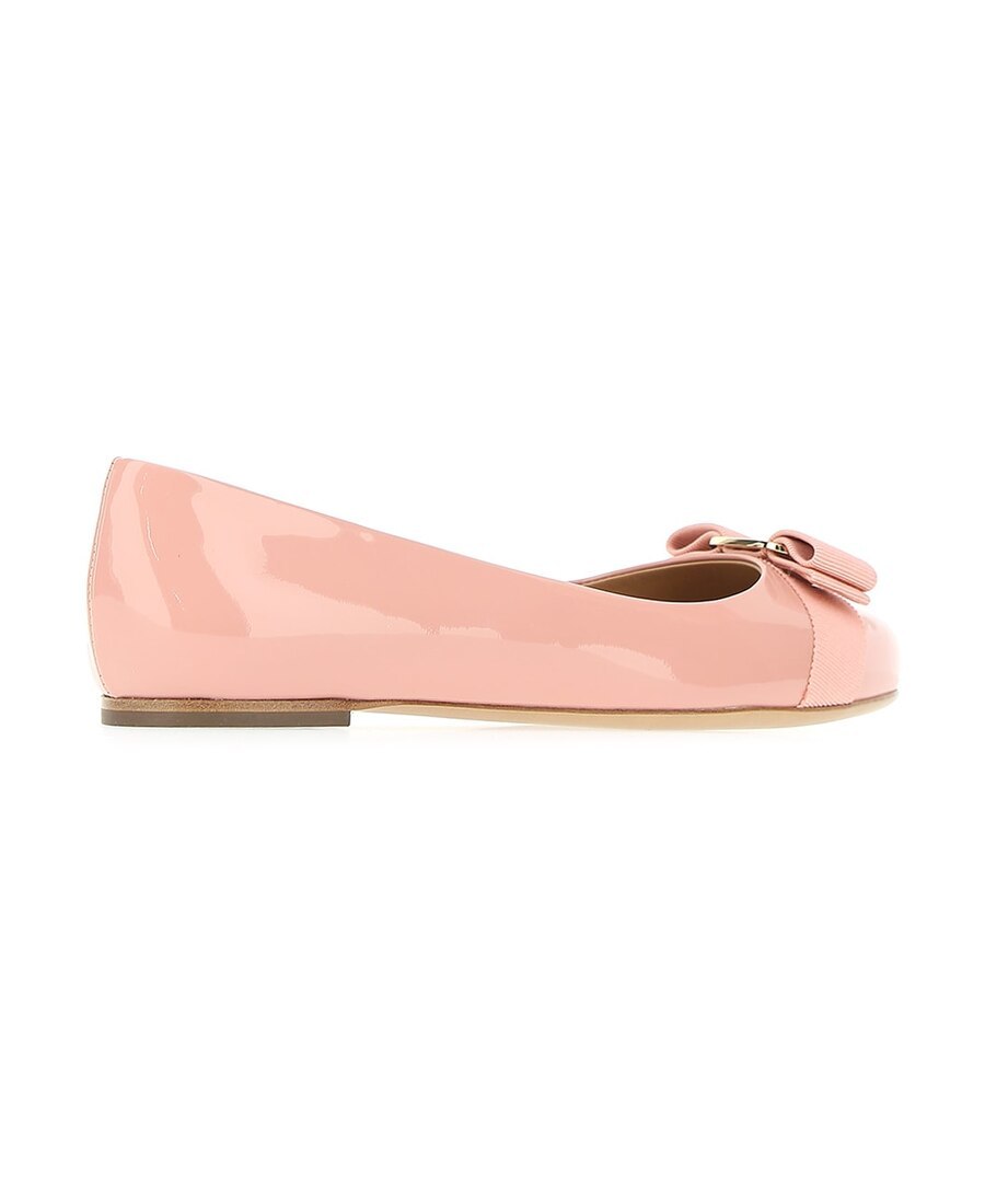 Ferragamo Varina Bow-detailed Patent-leather Ballet Flats In Nude