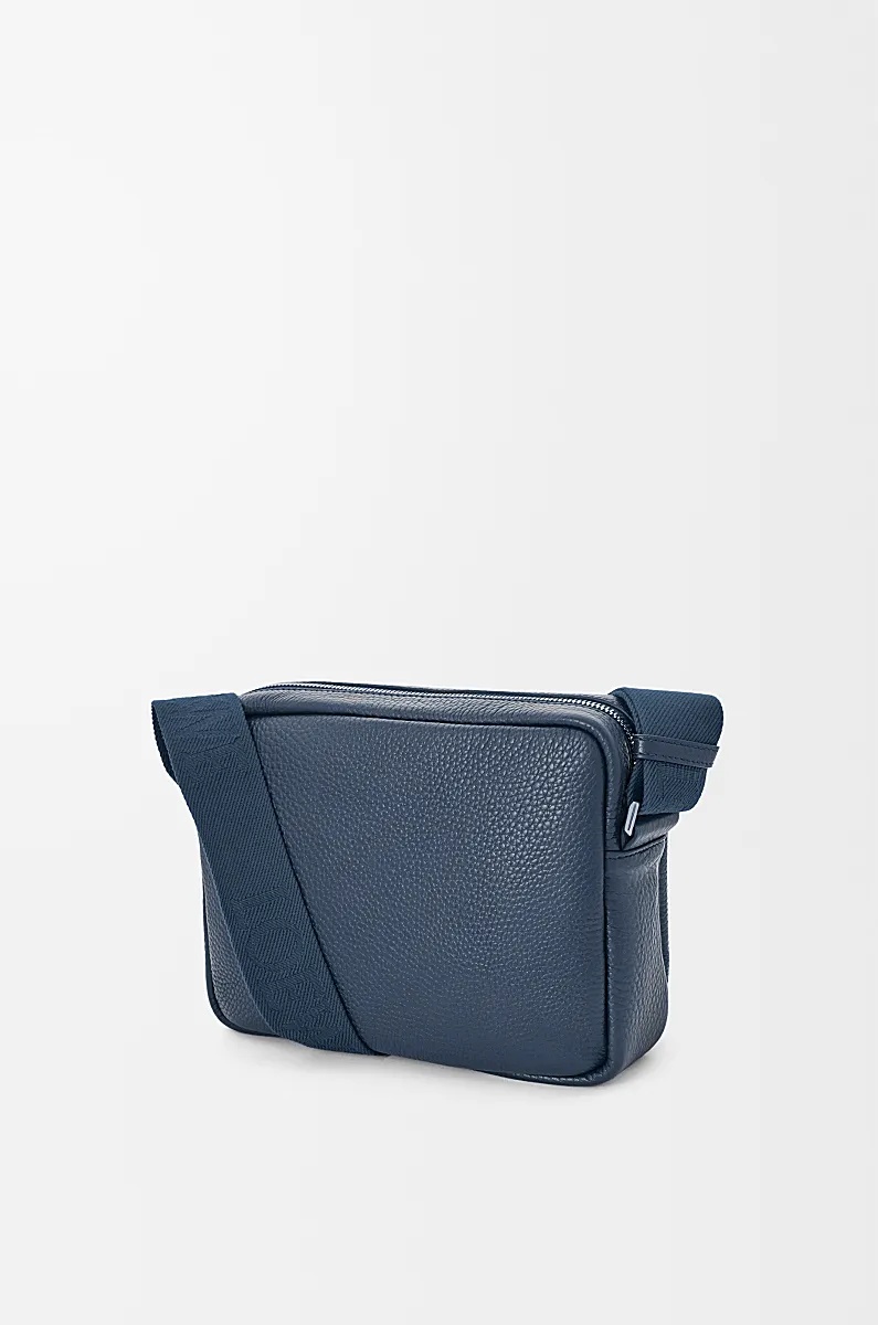 Loewe Medium Pebble Messenger Bag In Supple Grained Calfskin In Purple