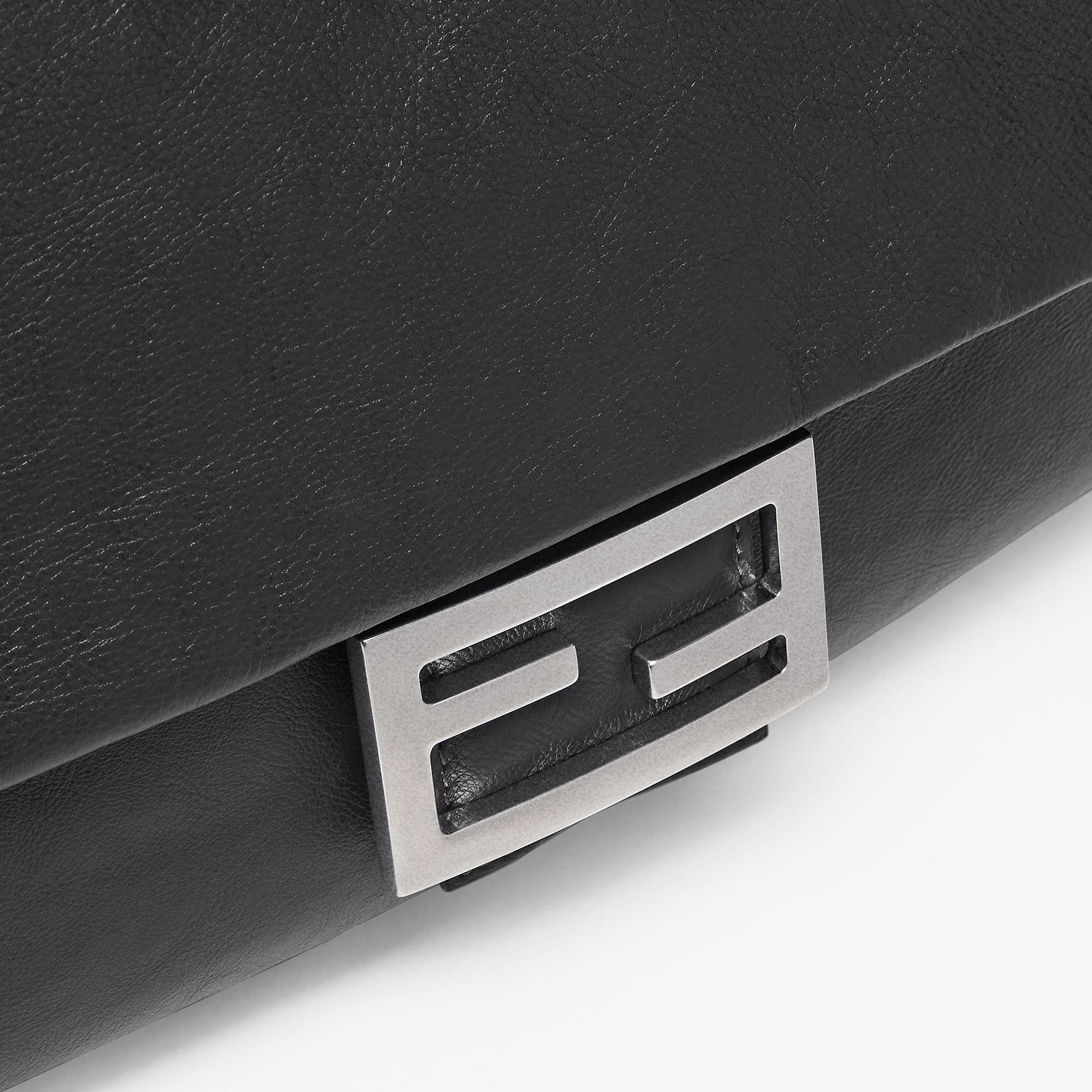 Fendi Baguette Chain Large Shoulder Bag In Black