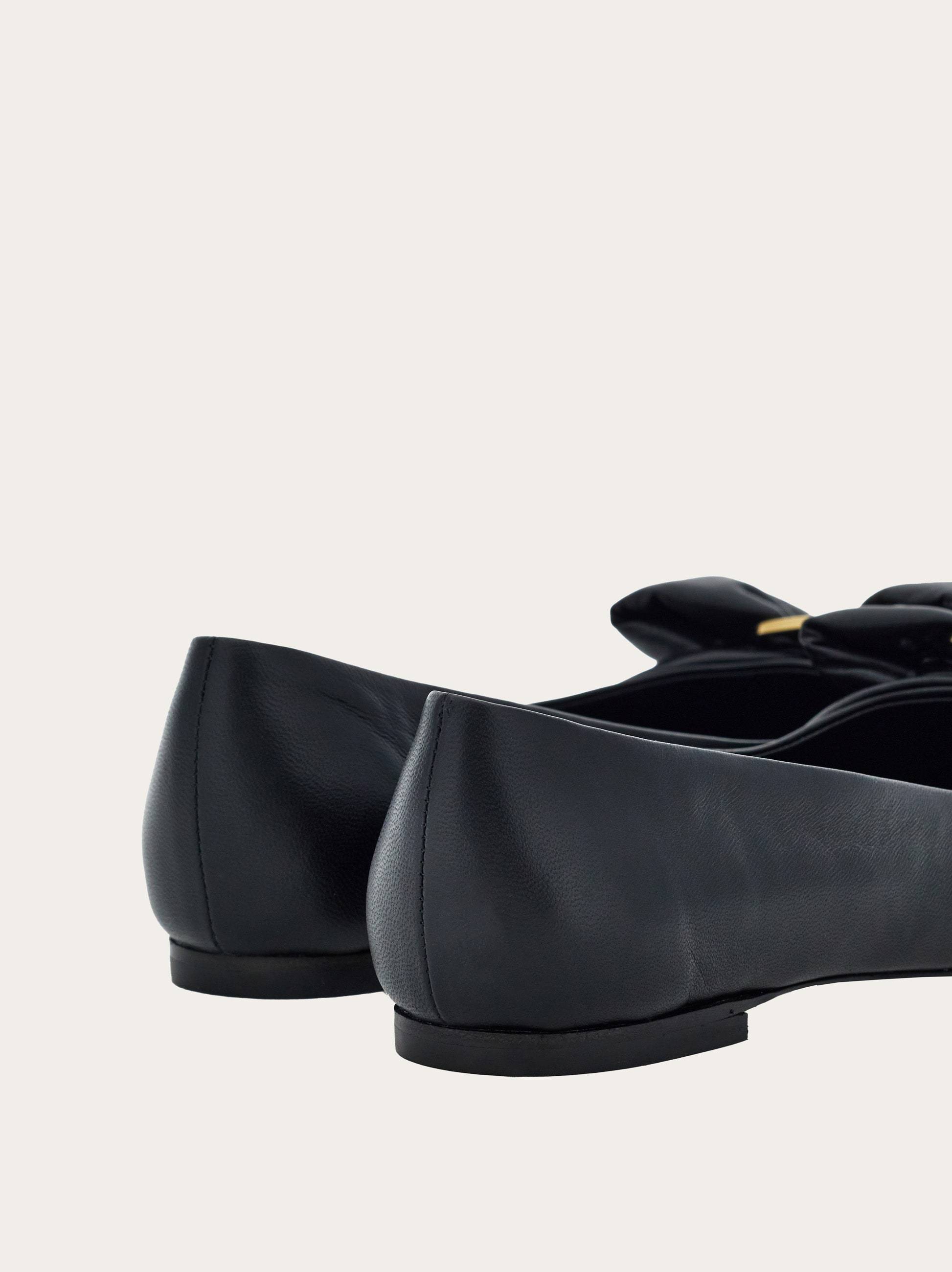 Ferragamo Vara Bowtie Ballet Flat Shoes In Black
