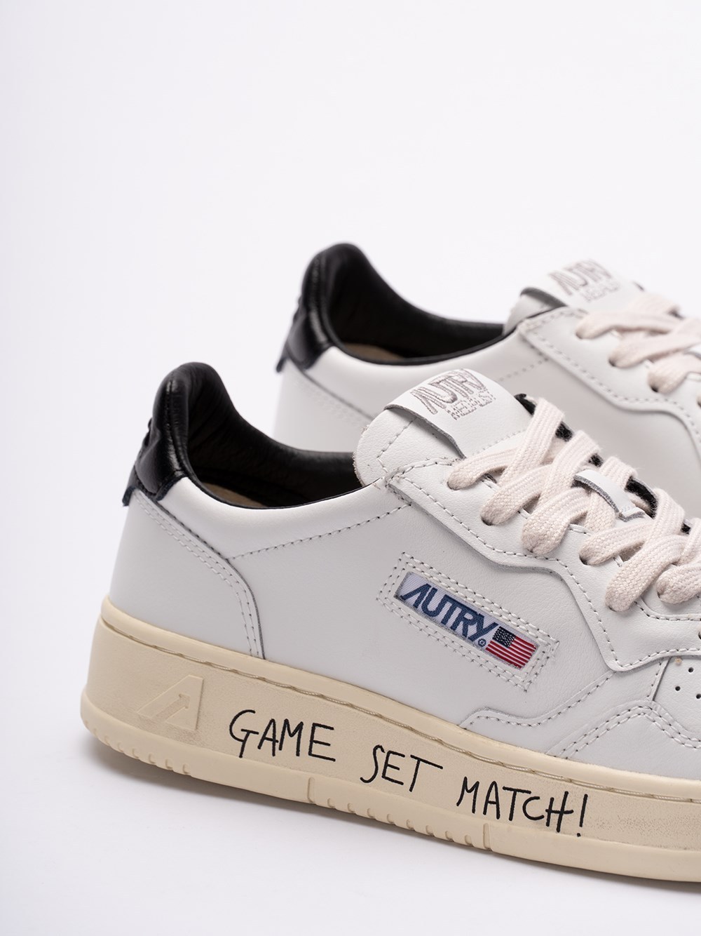 Autry Medalist Low Leather Sneakers In White