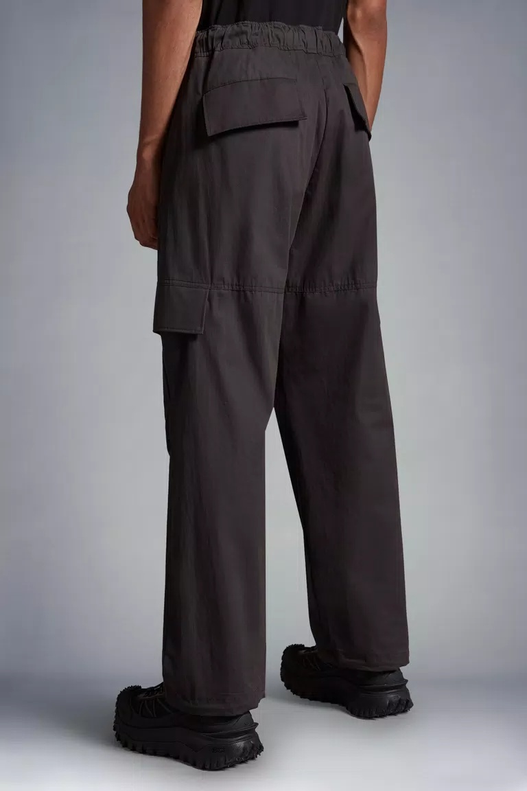 Moncler Logo-patch Cotton Cargo Trousers In Black