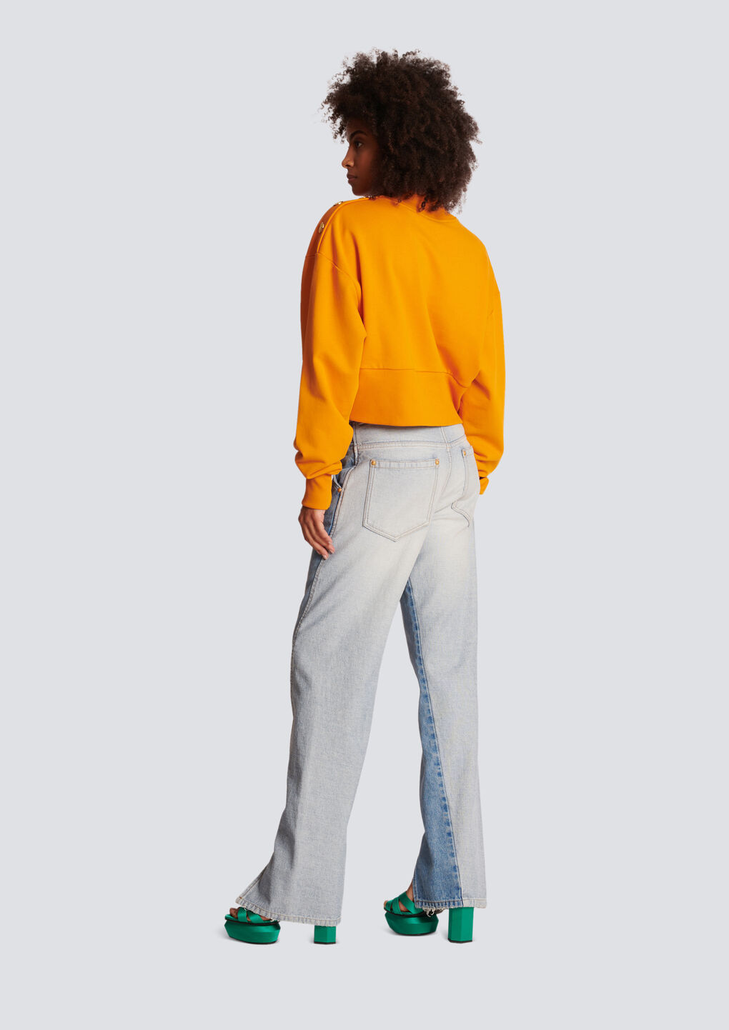 BALMAIN ECO-RESPONSIBLE COTTON CROPPED SWEATSHIRT WITH BALMAIN LOGO PRINT