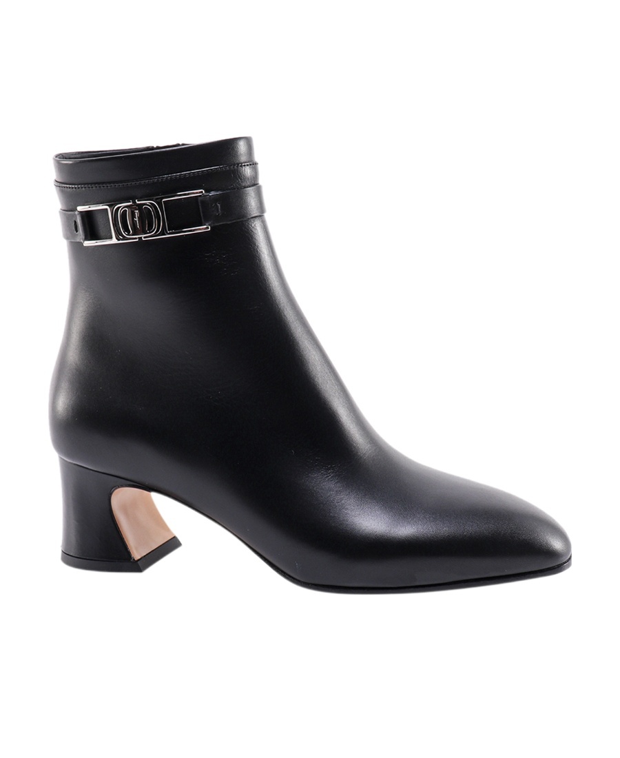 Ferragamo Vara Chain Leather Ankle Boots In Black