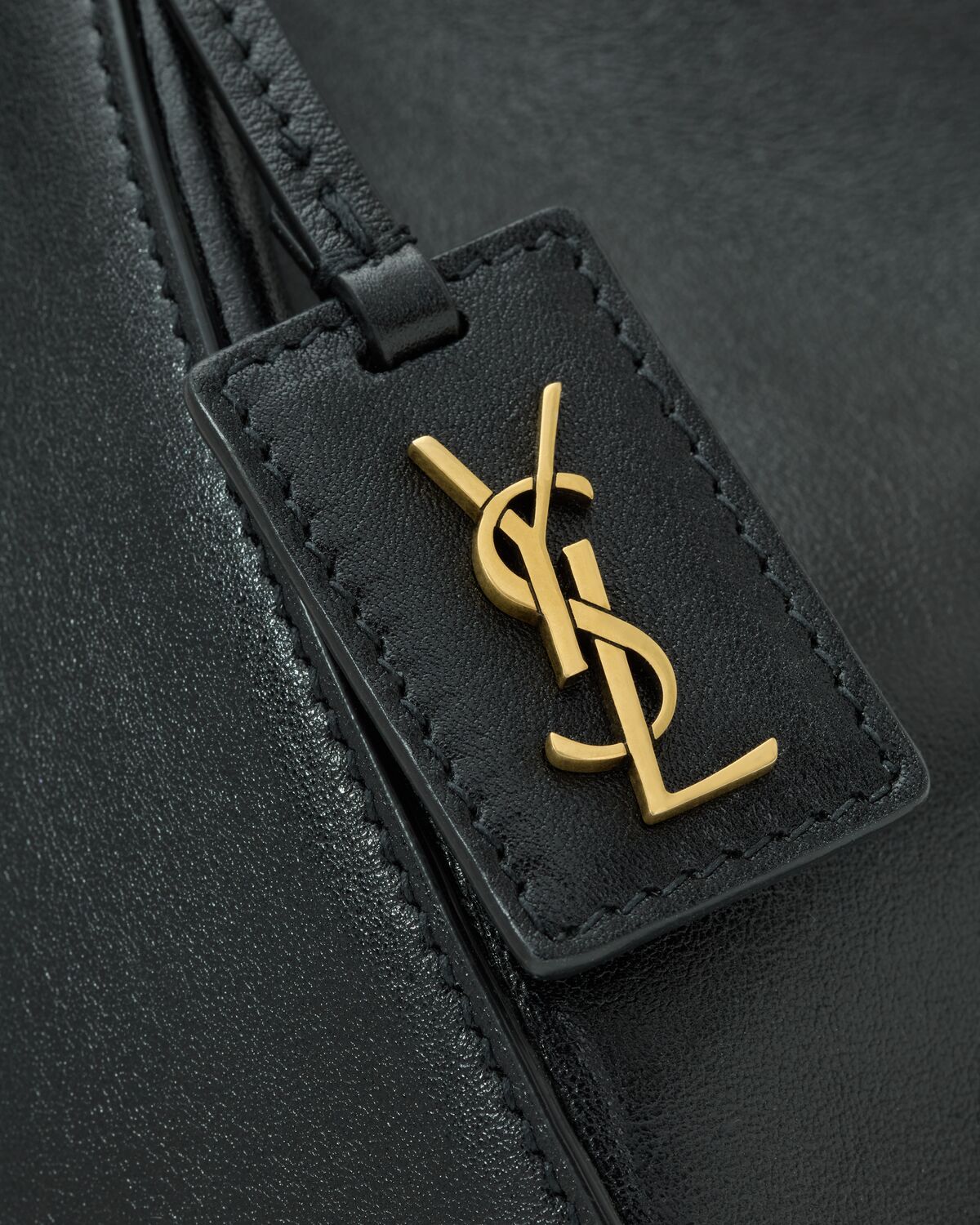 Saint Laurent Pendant Shoulder Bag In Black