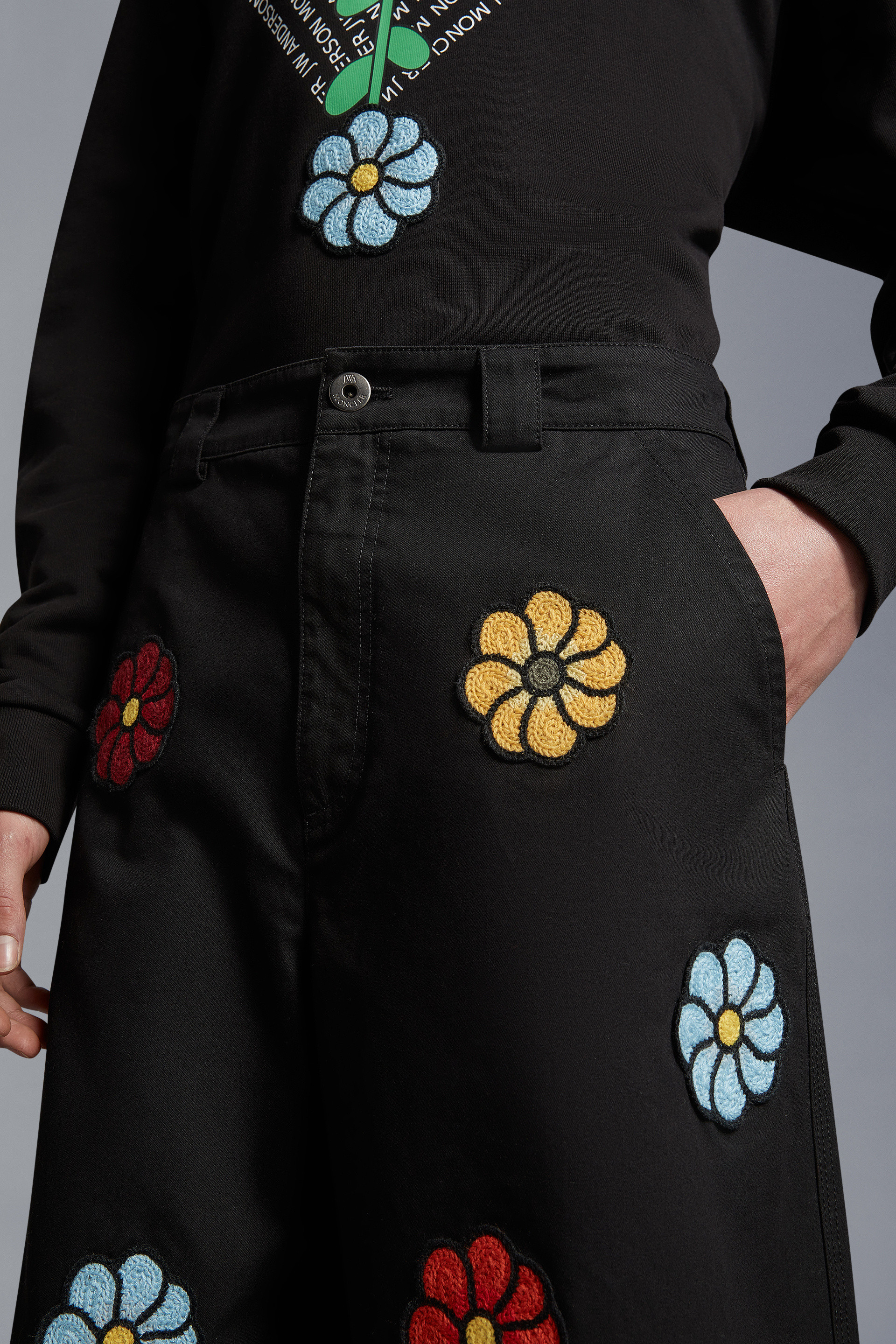 Moncler X Jw Anderson Flower Patch Shorts In Black