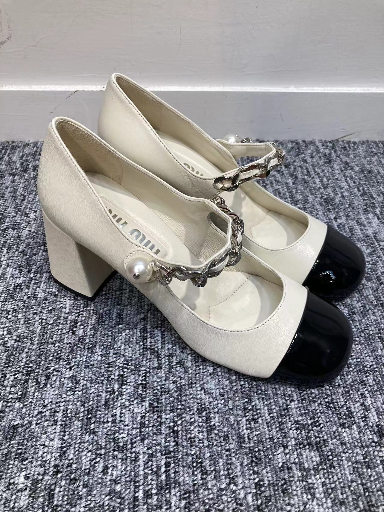 Miu Miu Elegant Sand Leather Pumps With 6.5 Cm Heel In White