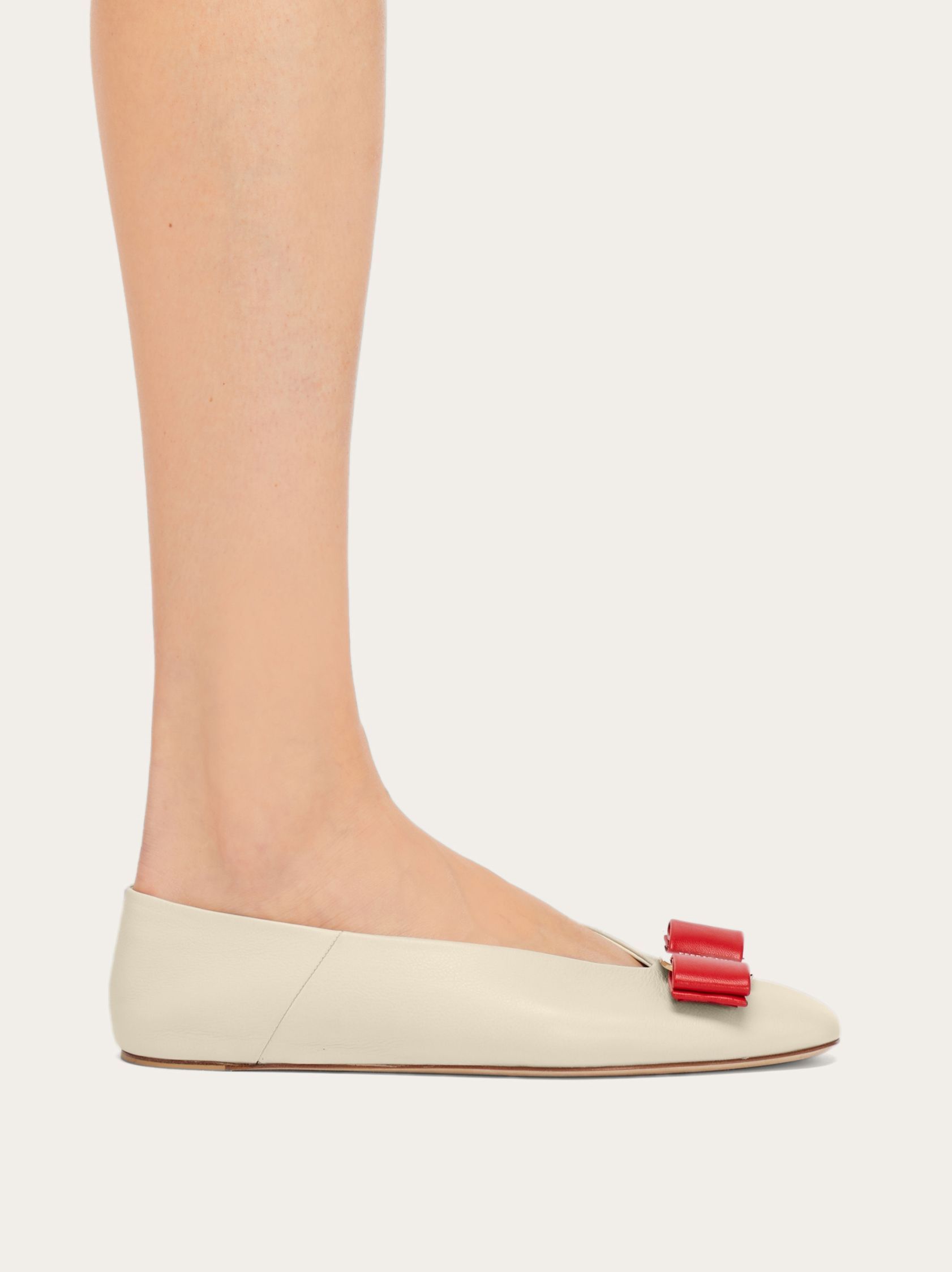 Ferragamo Vanna Vara Bow Ballet Flats In Calf Leather In White