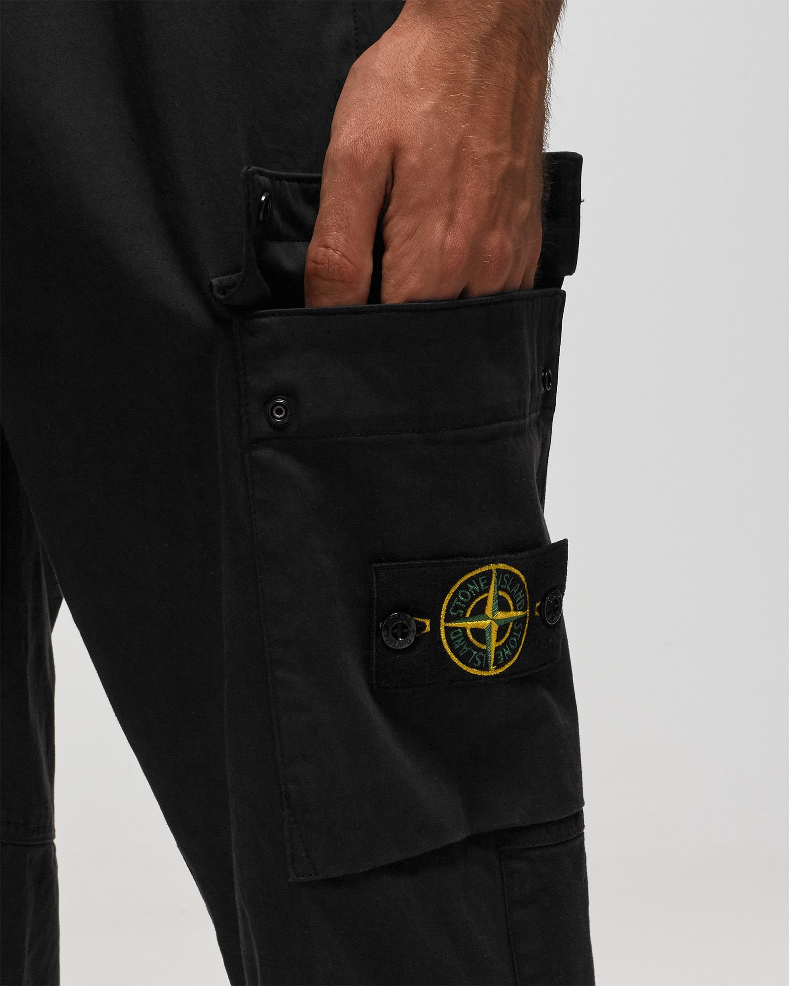 Stone Island Logo Patch Cargo Trousers In Black