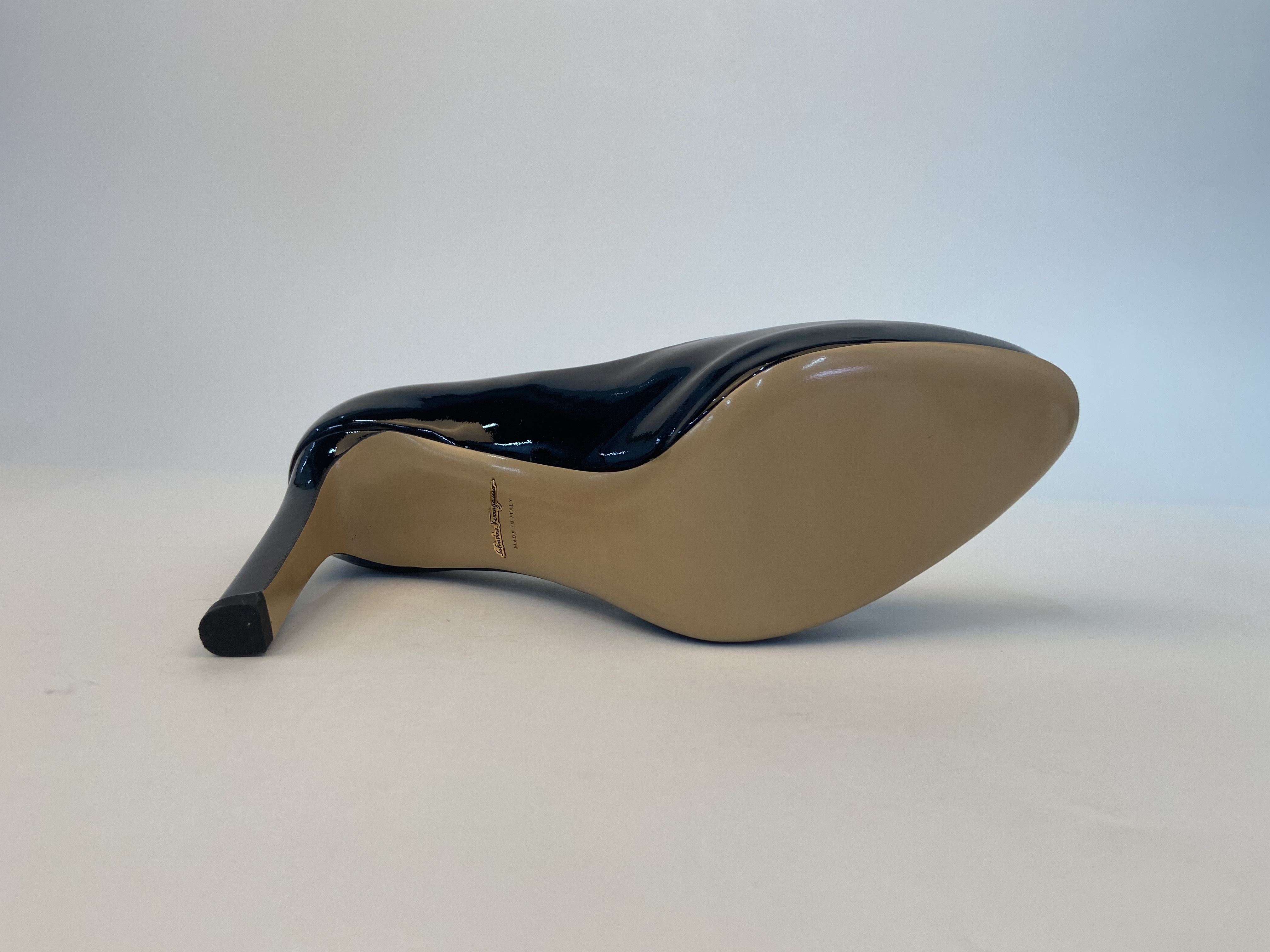 Ferragamo Logo High Heels In Black
