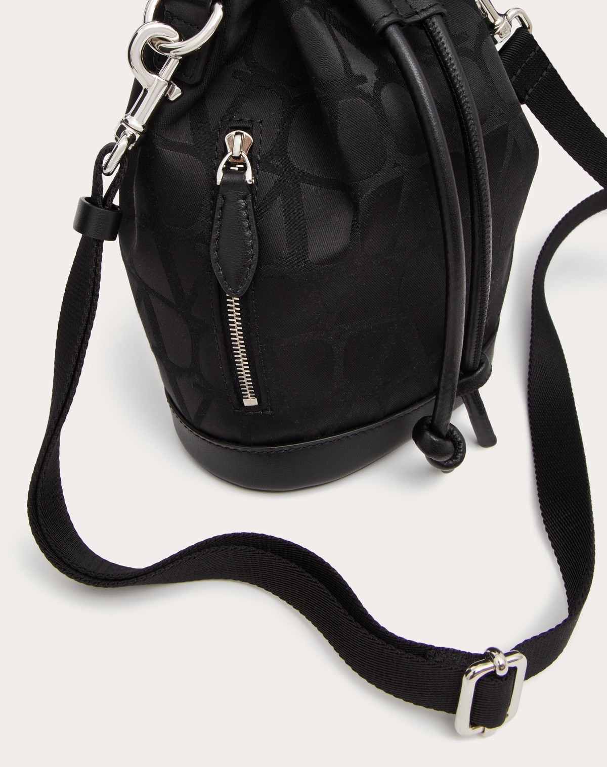 Valentino Garavani Vlogo Shoulder Bag In Black