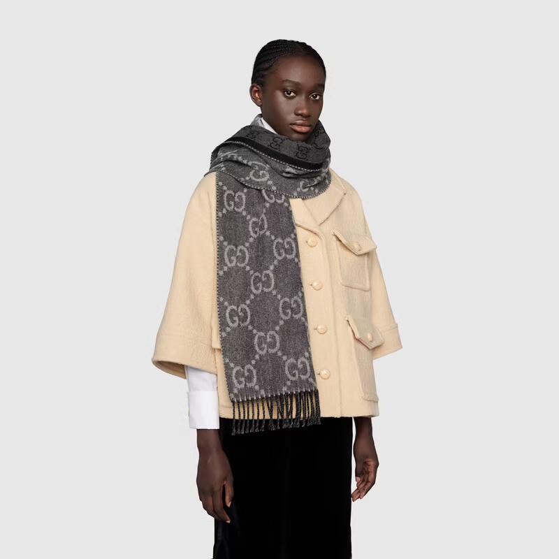 Gucci Strickschal Aus Gg Jacquard Mit Quasten In Black