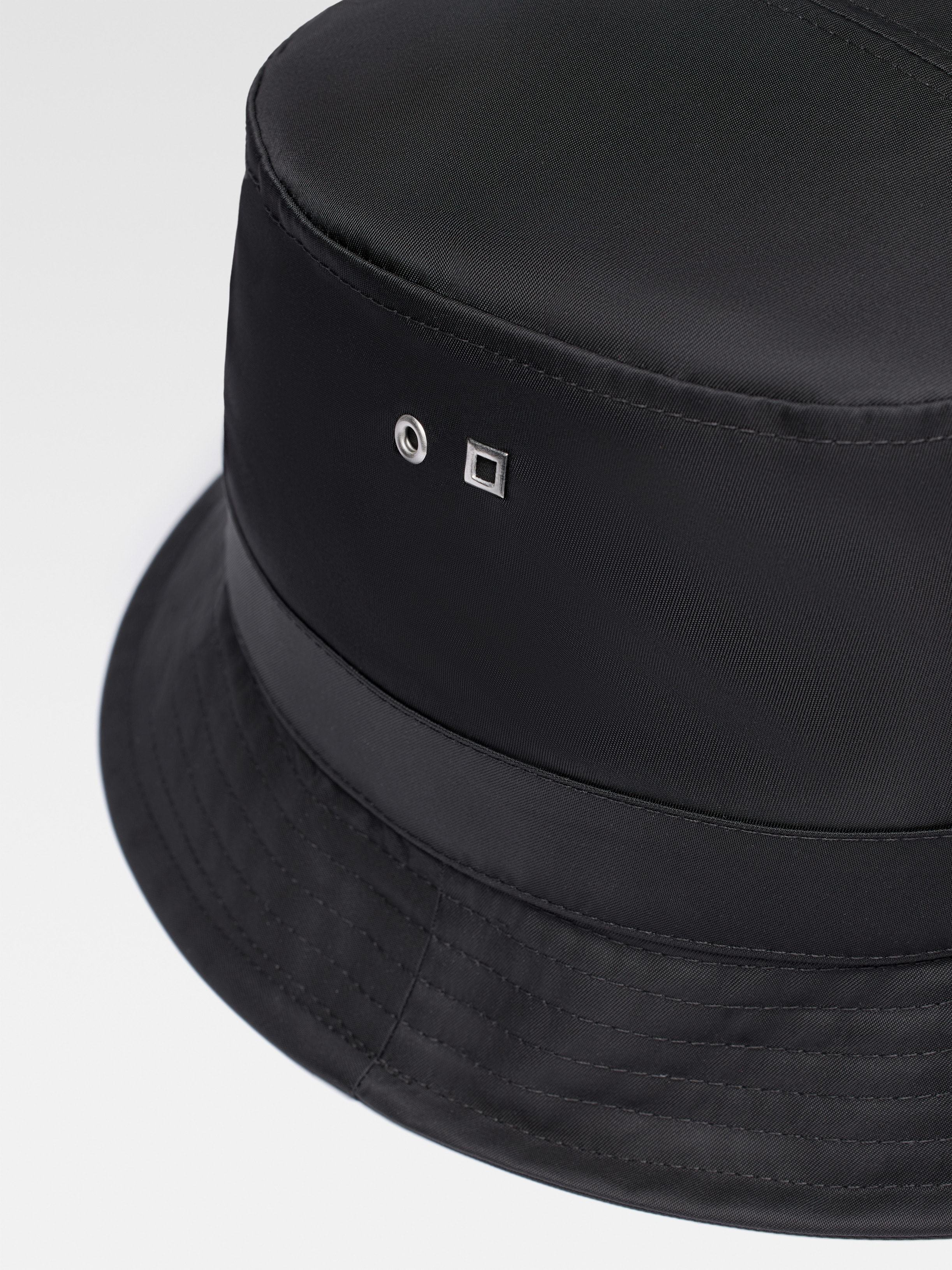 Jacquemus Logo Detailed Bucket Hat In Black