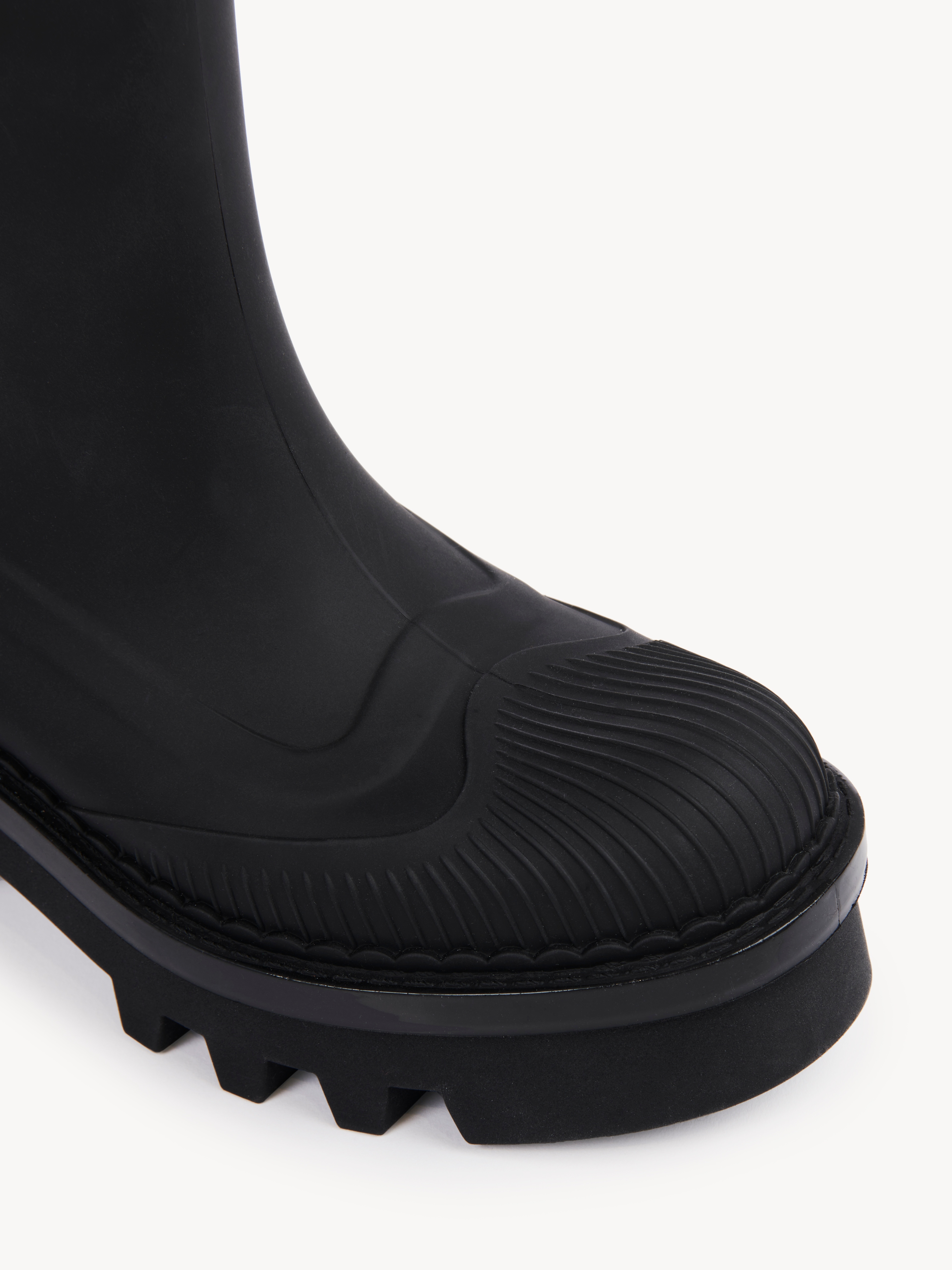 Chloé Elegant Mini Rain Boots With Scallop Detailing In Black