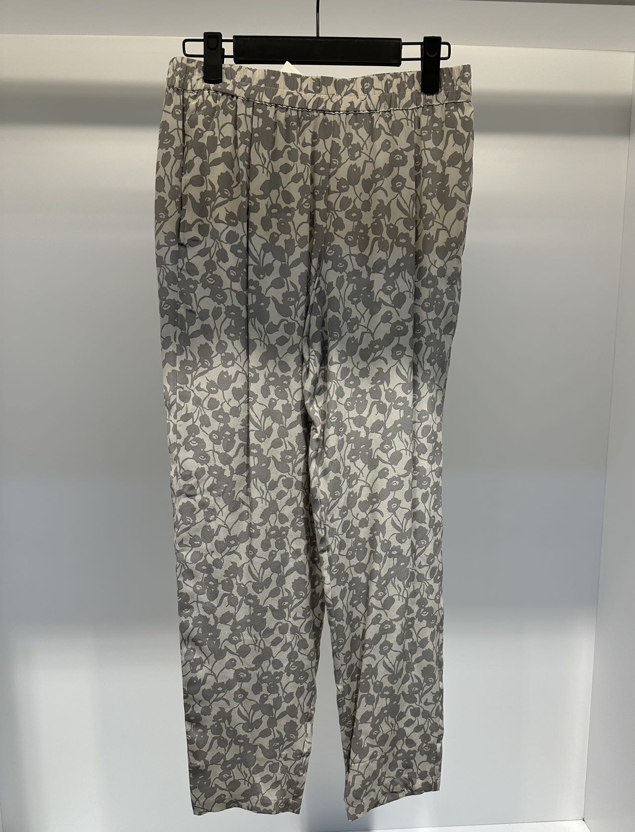 Weekend Max Mara Flower Casual Pants In Gray
