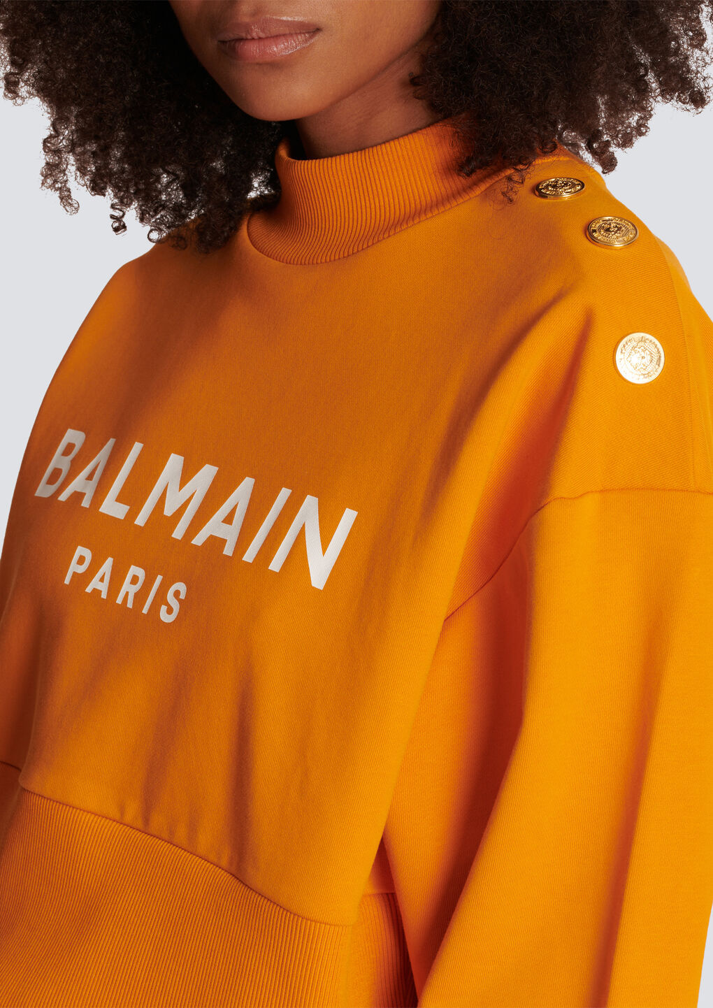 BALMAIN ECO-RESPONSIBLE COTTON CROPPED SWEATSHIRT WITH BALMAIN LOGO PRINT