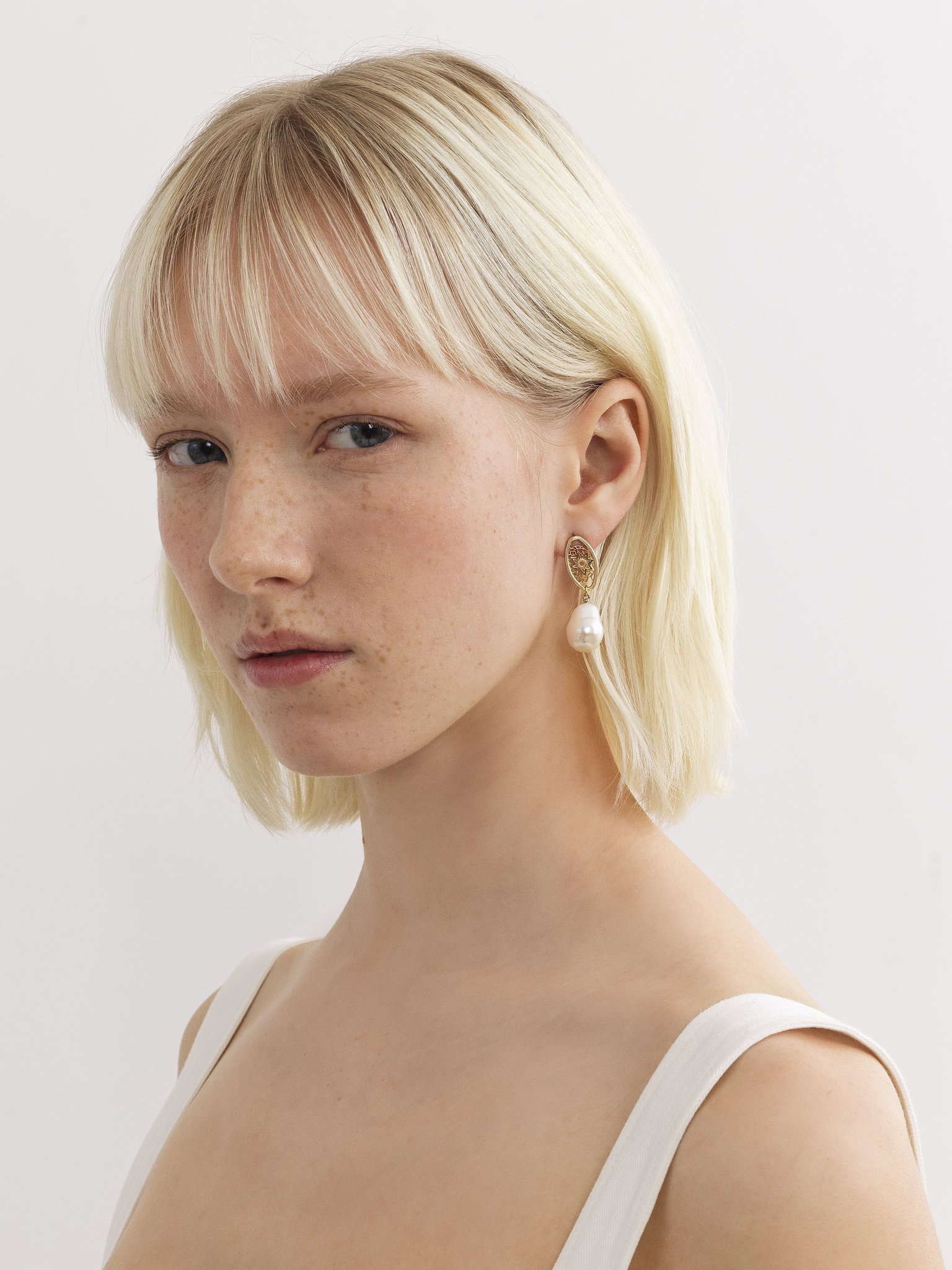 Chloé Hanging Earring In White
