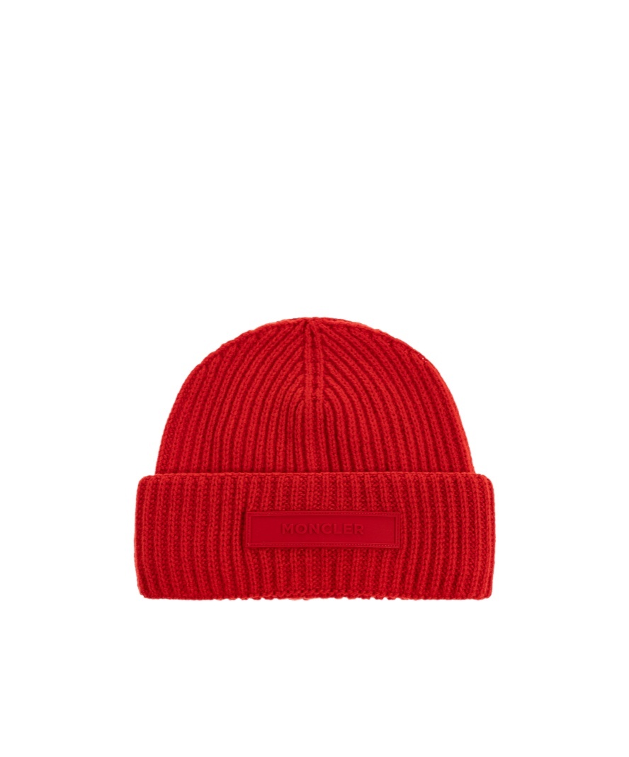 Moncler Ribbed Logo-plaque Beanie In Red