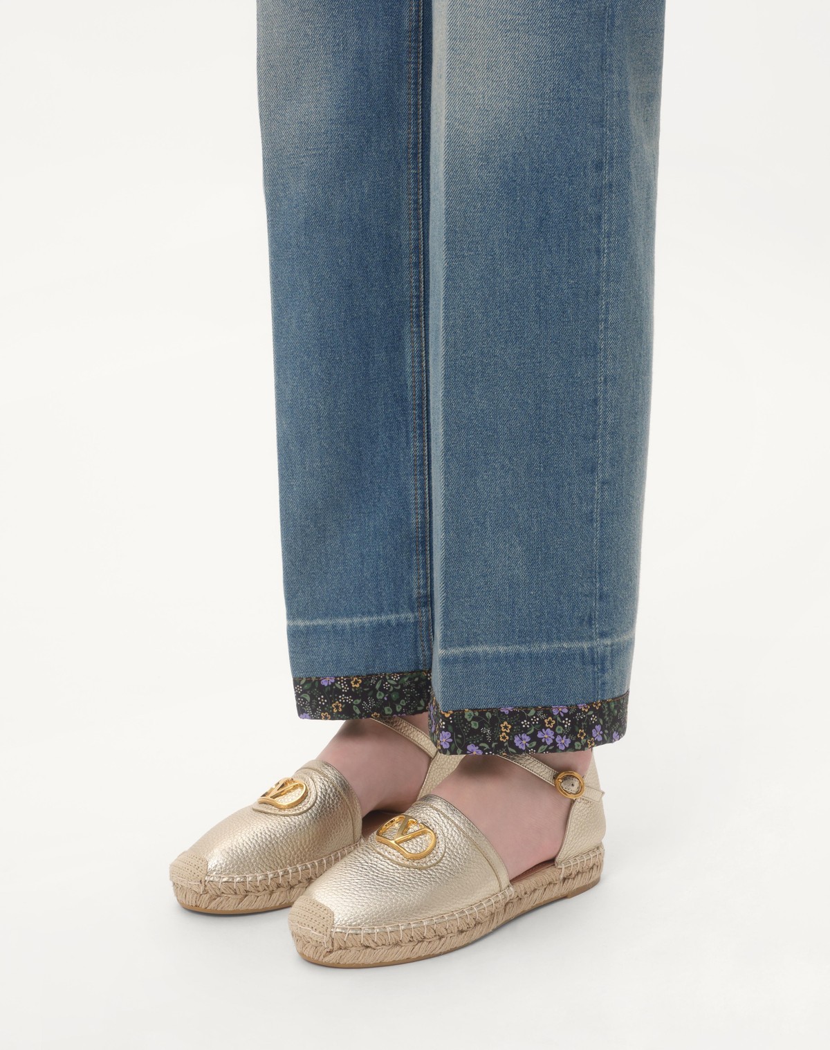 Valentino Garavani Vlogo Signature Ballerina In Laminated Grainy Calfskin 25mm Woman Platinum 42 In Nude