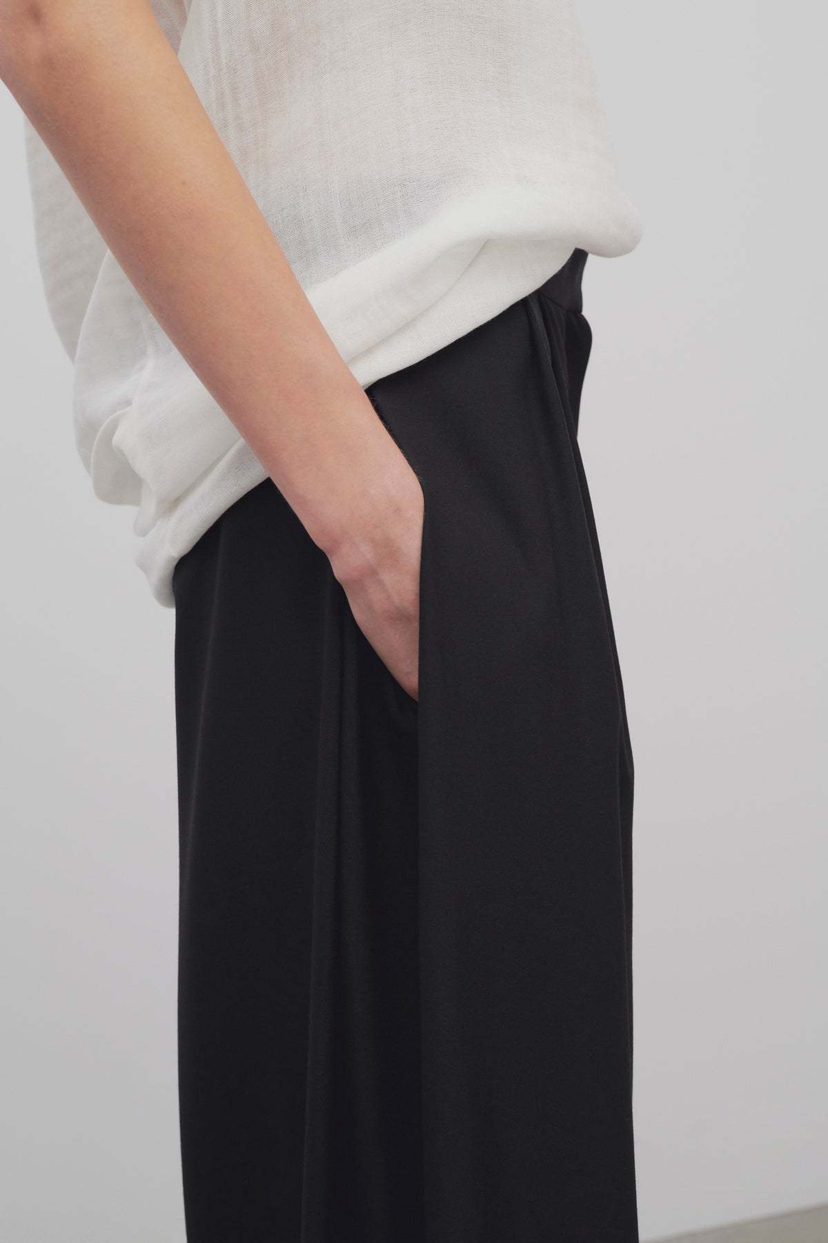 The Row Wool Paras Trousers In Black
