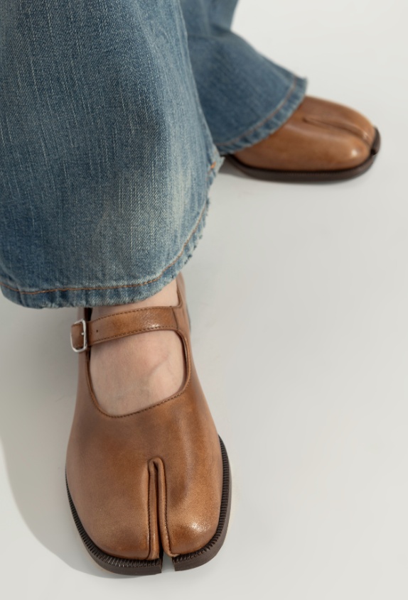 Maison Margiela Sun-bleached Leather Tabi Mary Jane Shoes In Brown