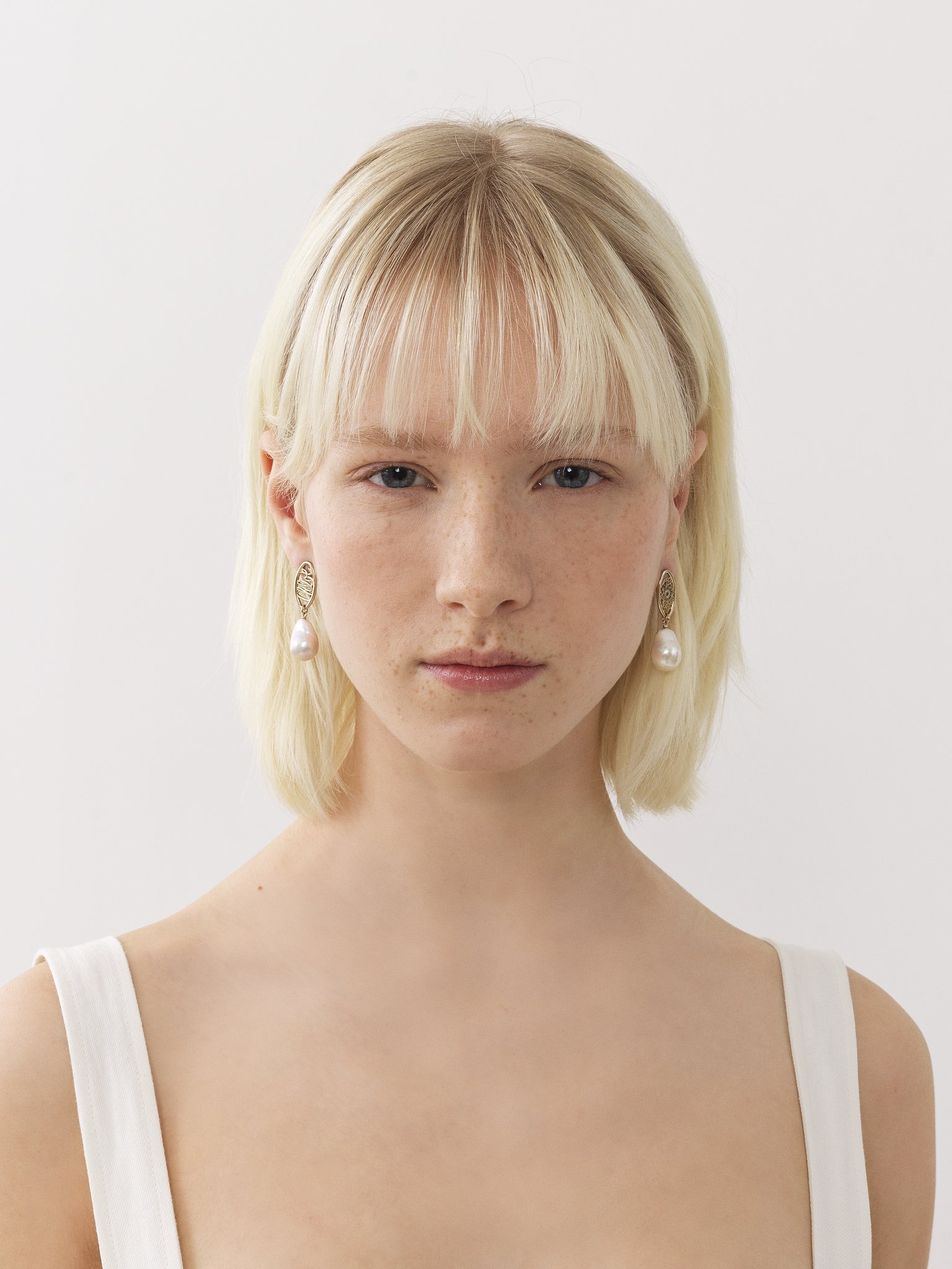Chloé Hanging Earring In White