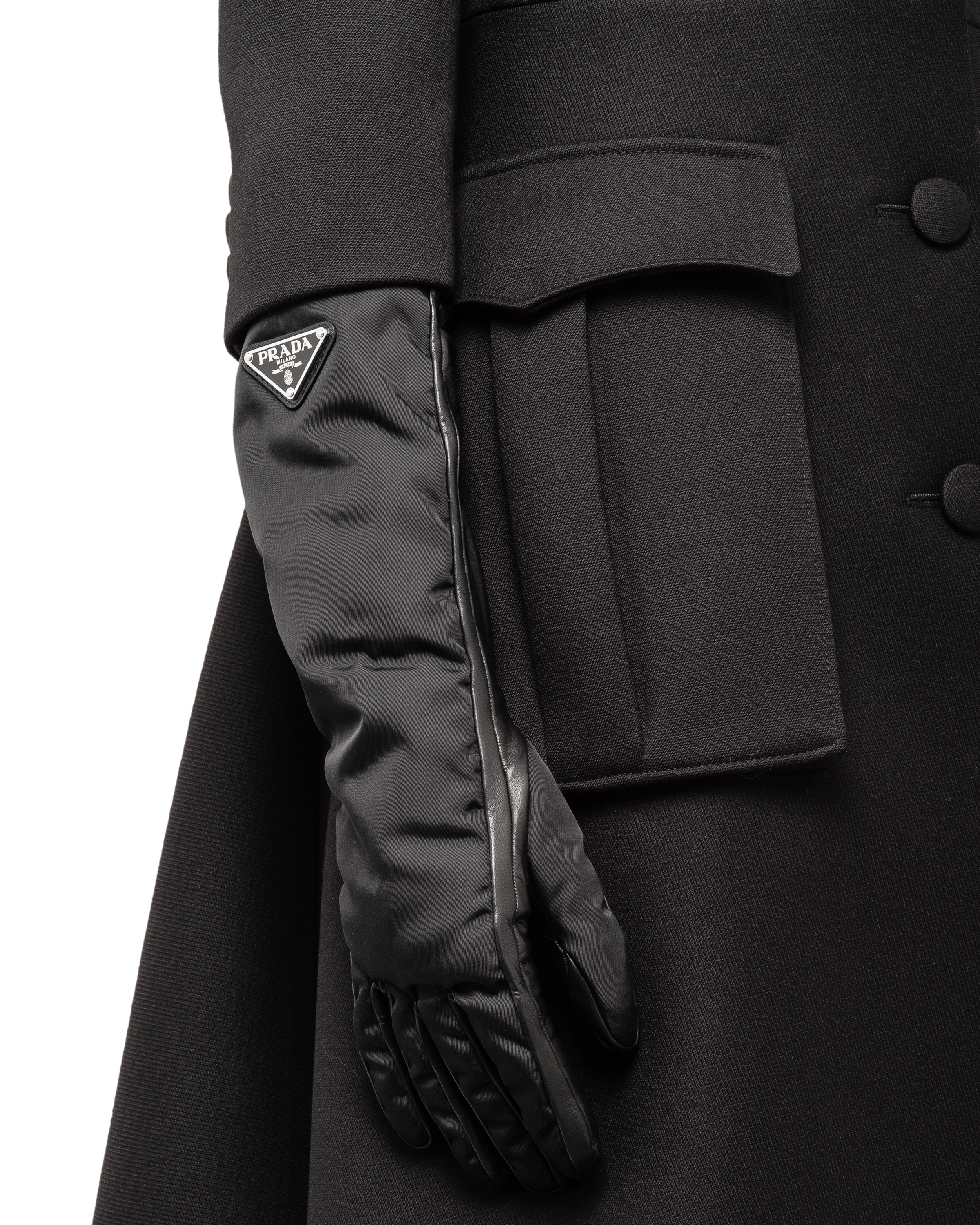 Prada Logo Plaque Gloves In Black