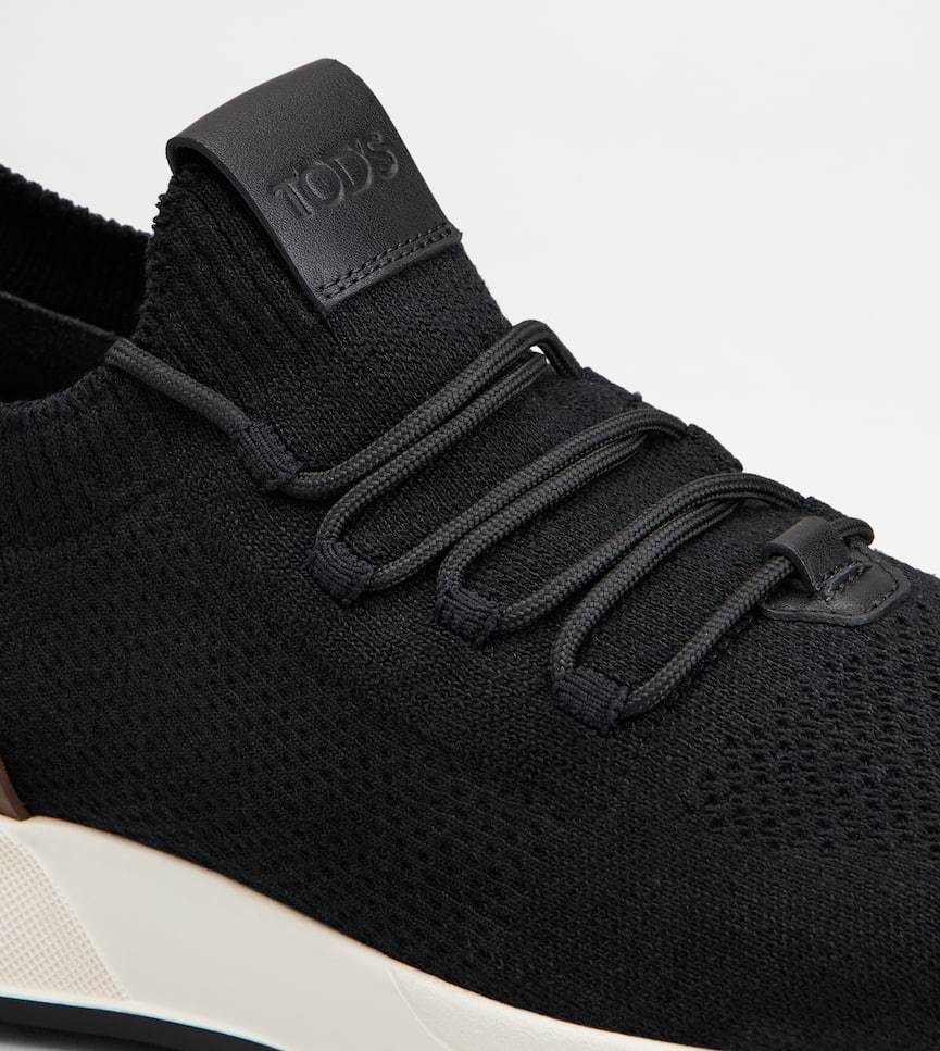 Tod's Laced Sneakers In Black