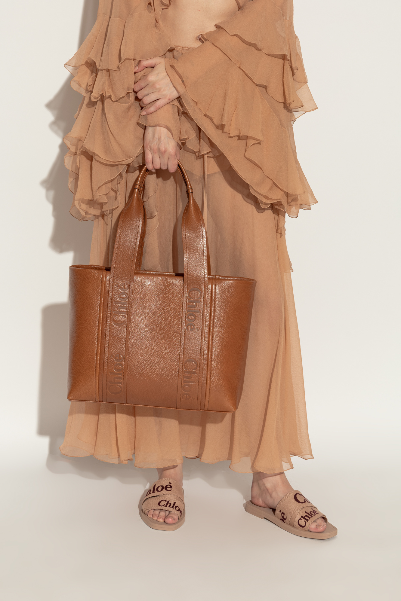 Chloé Woody Large Leather Tote In Brown