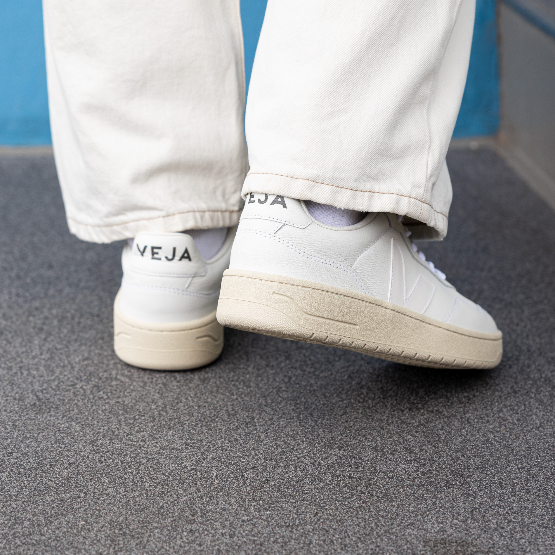 VEJA VEJA V-90 LACE-UP SNEAKERS