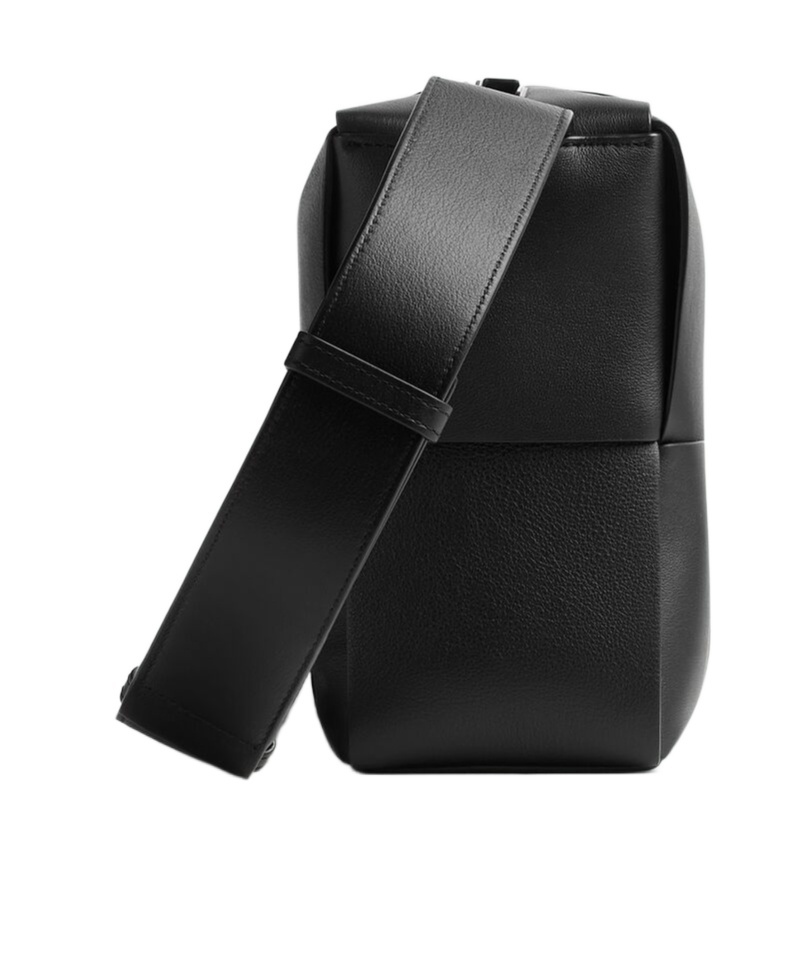 Bottega Veneta Zippered Shoulder Bag In Black