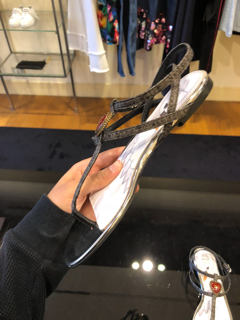 Dolce & Gabbana Heart-shaped Pendant Flat Sandals In Black