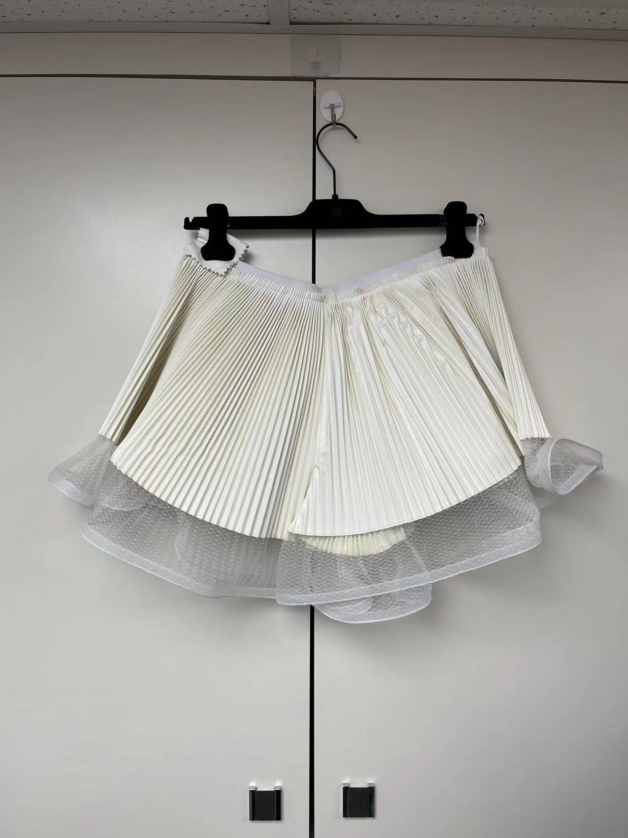 Givenchy Pleated Shorts With Lotus Leaf Edges In White