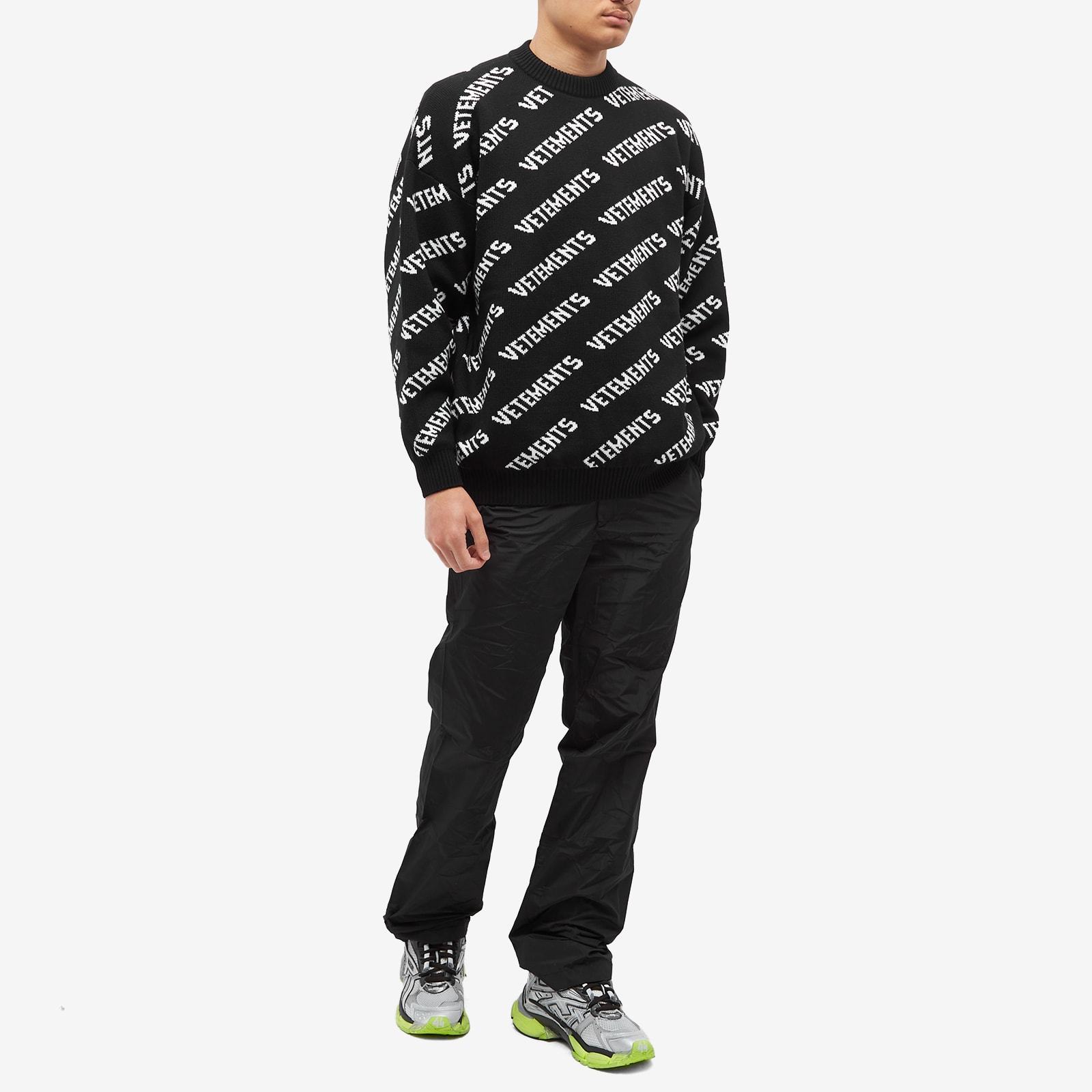 Vetements Long-sleeved Round-neck Sweater In Black