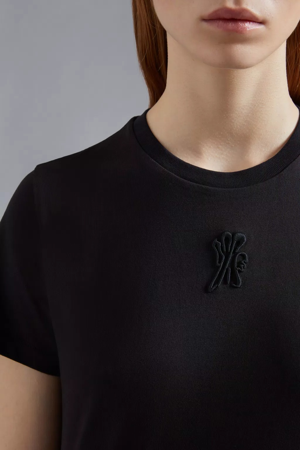 Moncler Logo Embroidered Crewneck T-shirt In Gray