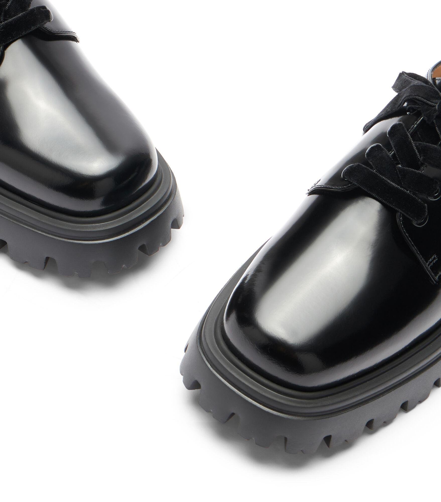 Stuart Weitzman Emerson Leather Lace-up Shoes In Black