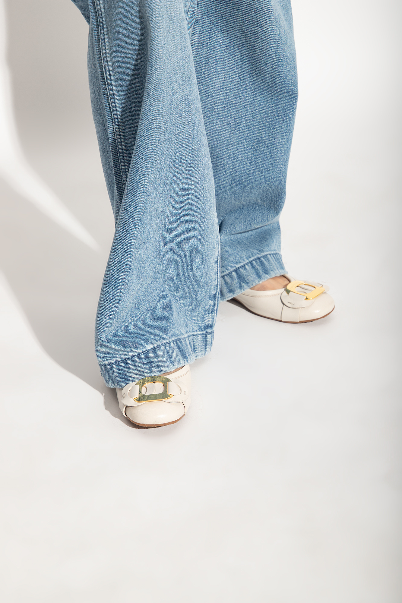 See By Chloé Round Head Ballet Shoes In White