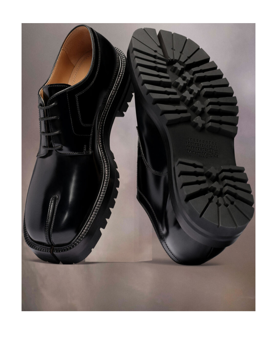 Maison Margiela Tabi Laced Shoes In Black