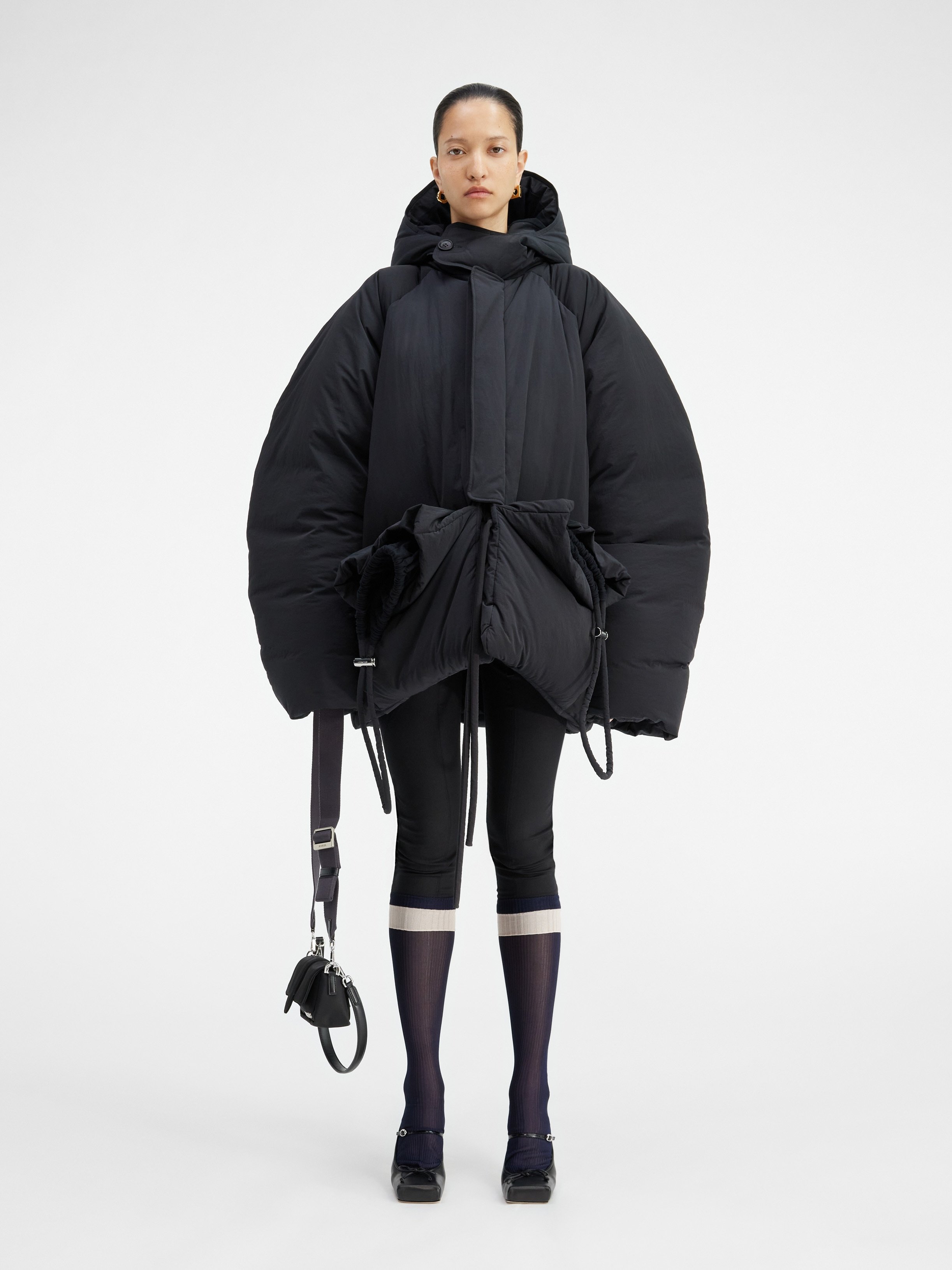 Jacquemus La Doudoune Capullo Drawstring Puffer Jacket In Black