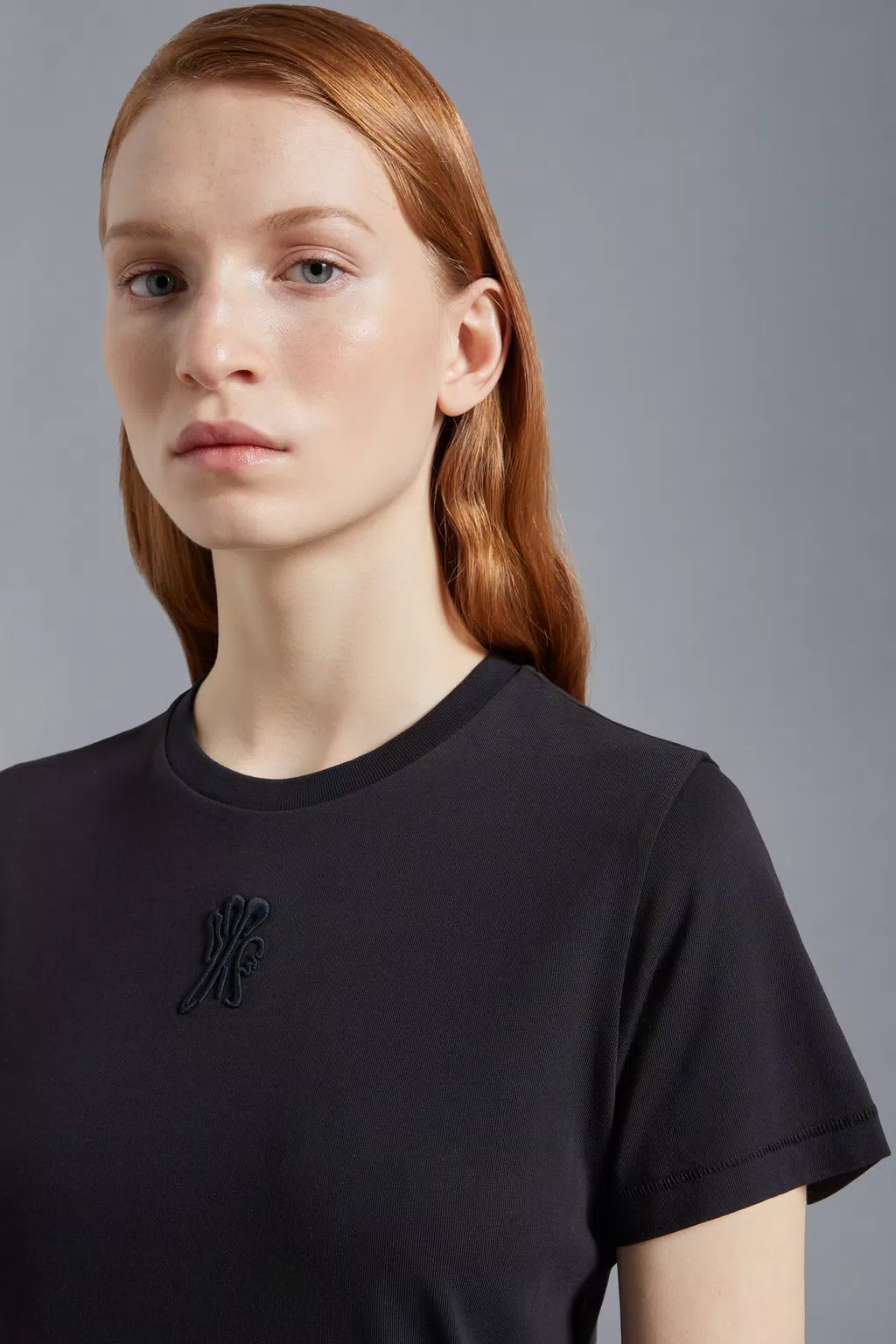 Moncler Logo Embroidered Crewneck T-shirt In Gray