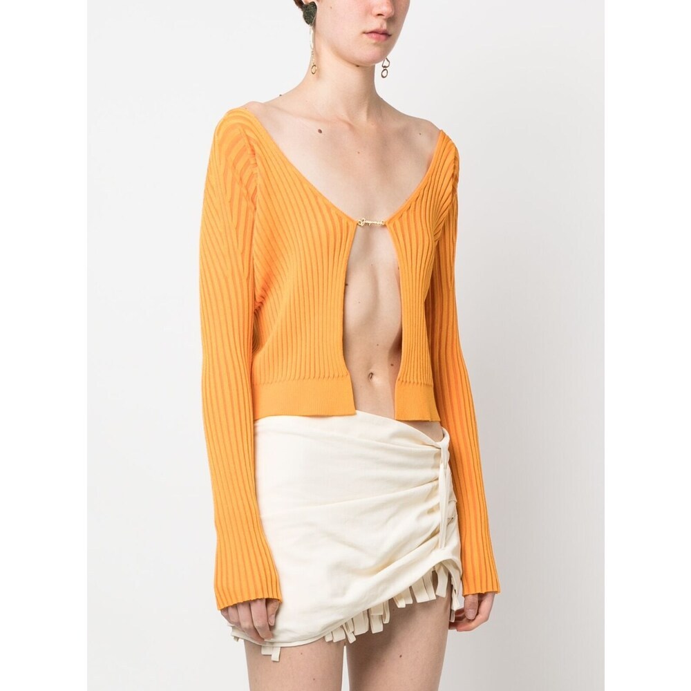 Jacquemus ‘pralu' Gold Toned Logo Charm Long Sleeve Cropped Cardigan In Orange