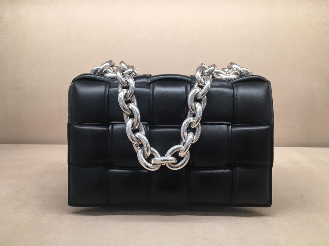 Bottega Veneta Chain Cassette Shoulder Bag In Black
