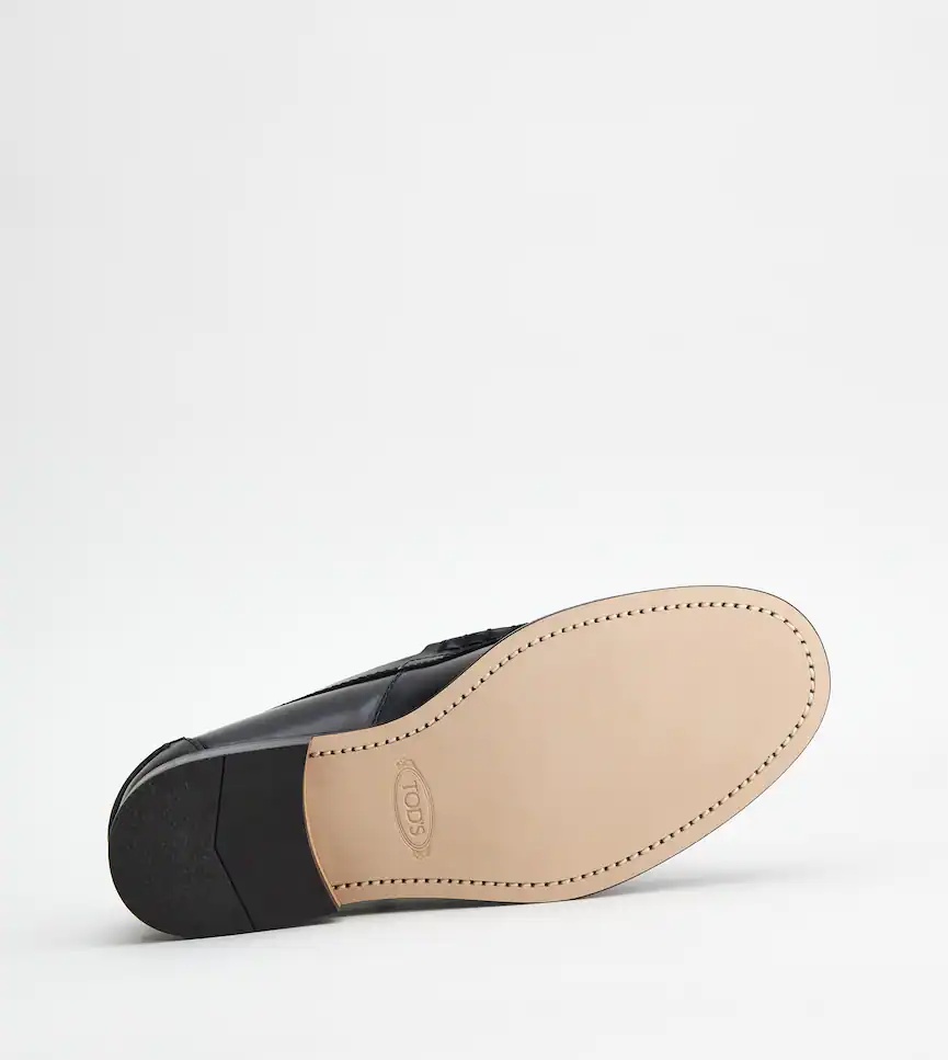 Tod's Ring Buckle Face Loafer Shoes In Black