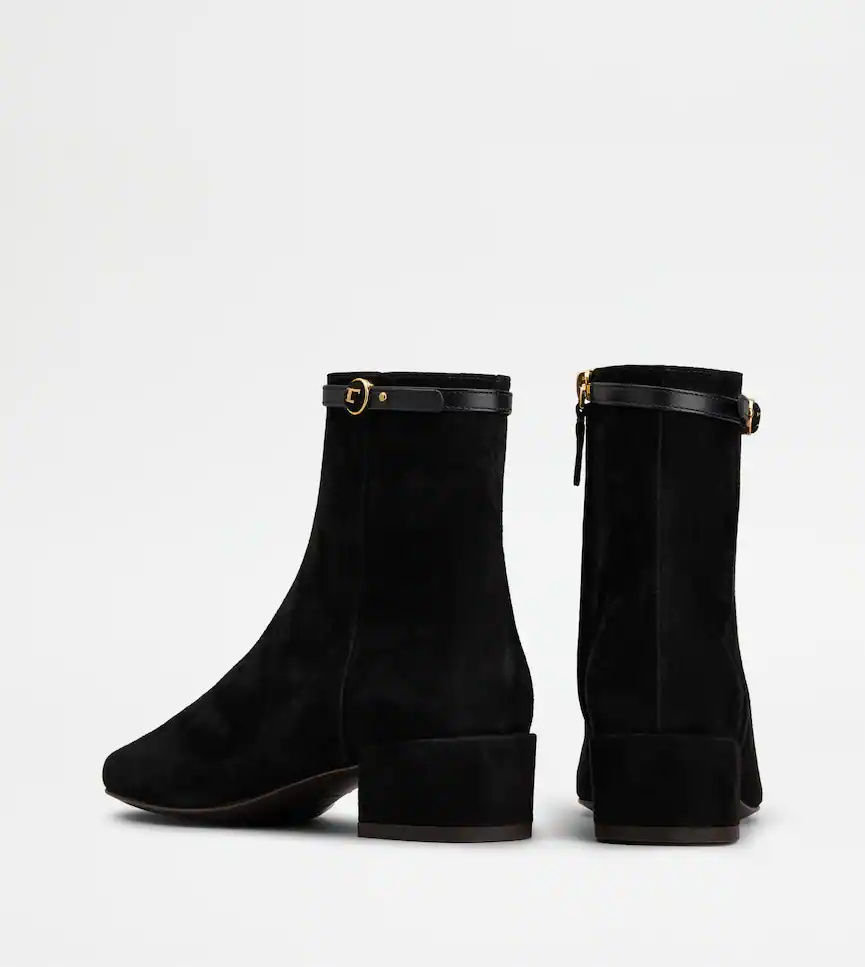 Tod's Round-toed Ankle Boots In Black
